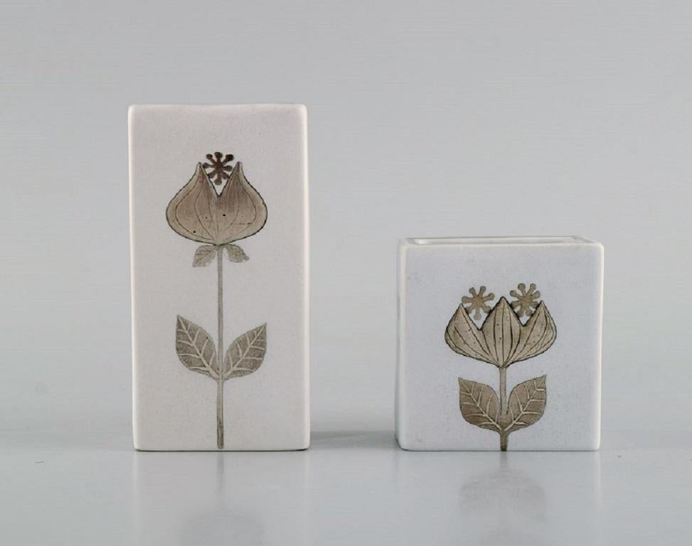 Sven Jonson (1919-1989) para Gustavsberg. 
Dos pequeños jarrones Lagun de gres esmaltado con incrustaciones de plata en forma de flores. Mediados del siglo XX.
Las medidas más grandes: 9,3 x 4,8 cm.
En excelente estado.
Sellado.