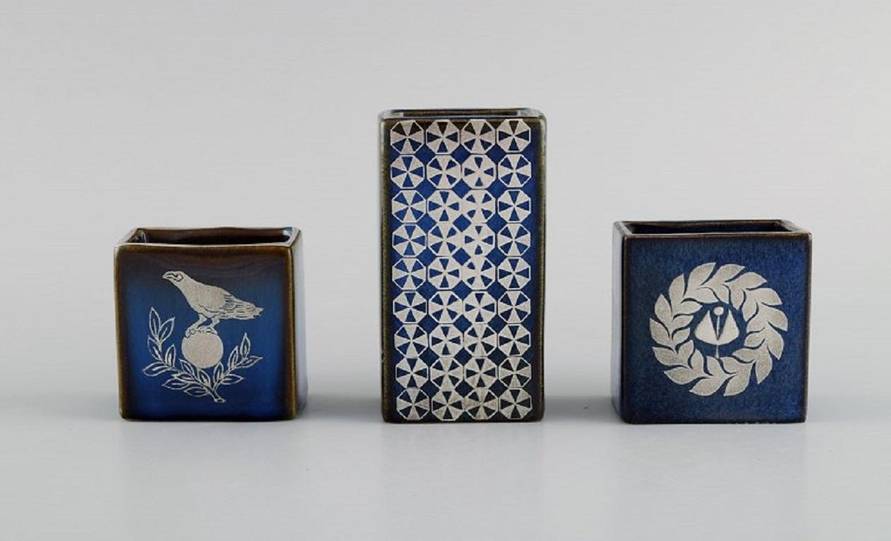 Sven Jonson (1919-1989) Gustavsberg. 
Cinq petits vases Lagun en grès émaillé avec incrustation d'argent. 
Belle glaçure dans les tons de bleu. 1970s.
Les plus grandes mesures : 9 x 5 x 3,5 cm.
En parfait état.
Estampillé.