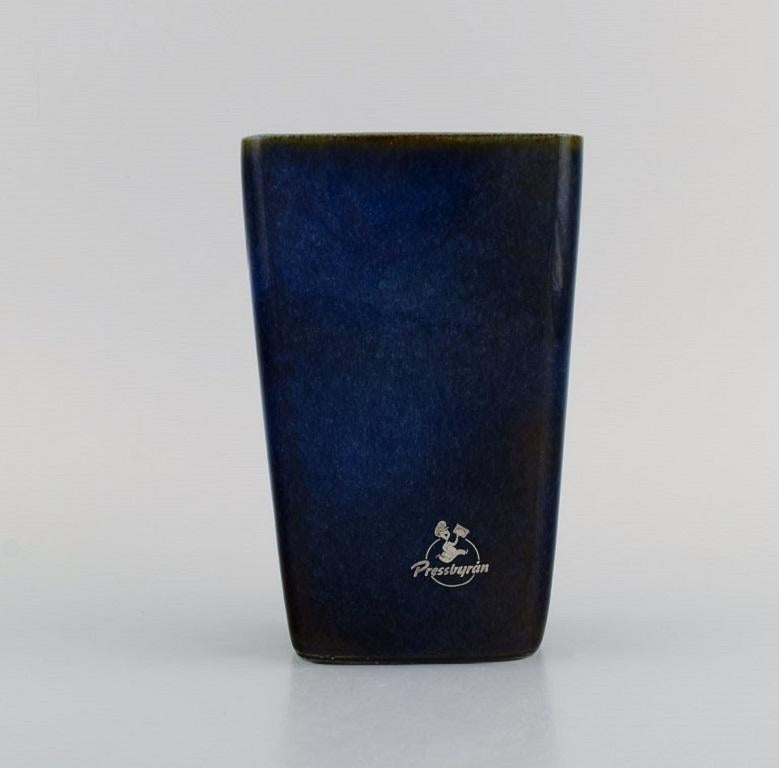 Sven Jonson (1919-1989) Gustavsberg. Due vasi Lagun in gres smaltato. Bellissimo smalto nei toni del blu. 1970s.
Misure: 17,5 x 11 x 7,5 cm.
In ottime condizioni.
Timbrato.
Logo Pressbyrån con intarsio in argento.
