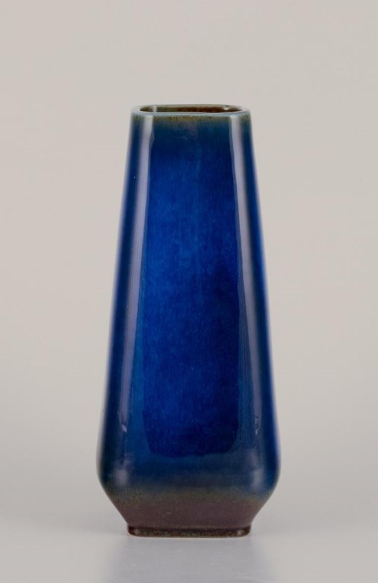 Sven Jonson für Gustavsberg. 
Vase „Lagun“ aus glasiertem Steingut. Schöne Glasur in Blautönen.
Aus den 1960er/1970er Jahren.
In perfektem Zustand.
Markiert.
Abmessungen: Höhe 17,5 cm x Durchmesser 7,0 cm.