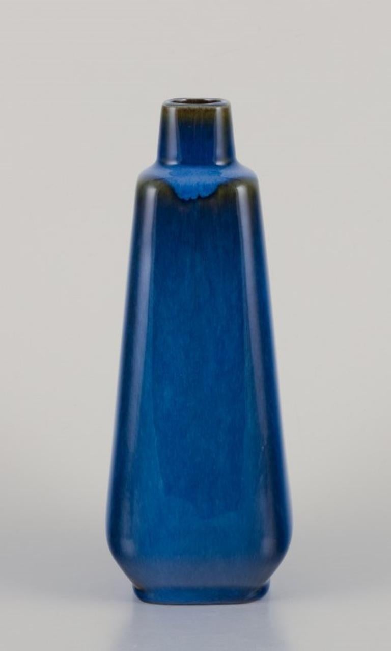 Sven Jonson per Gustavsberg. 
Vaso Laguna in gres smaltato. Bellissimo smalto con sfumature blu.
Dagli anni '60/70.
In perfette condizioni.
Contrassegnato.
Dimensioni del vaso: Altezza 20,5 cm x Diametro 7,0 cm.