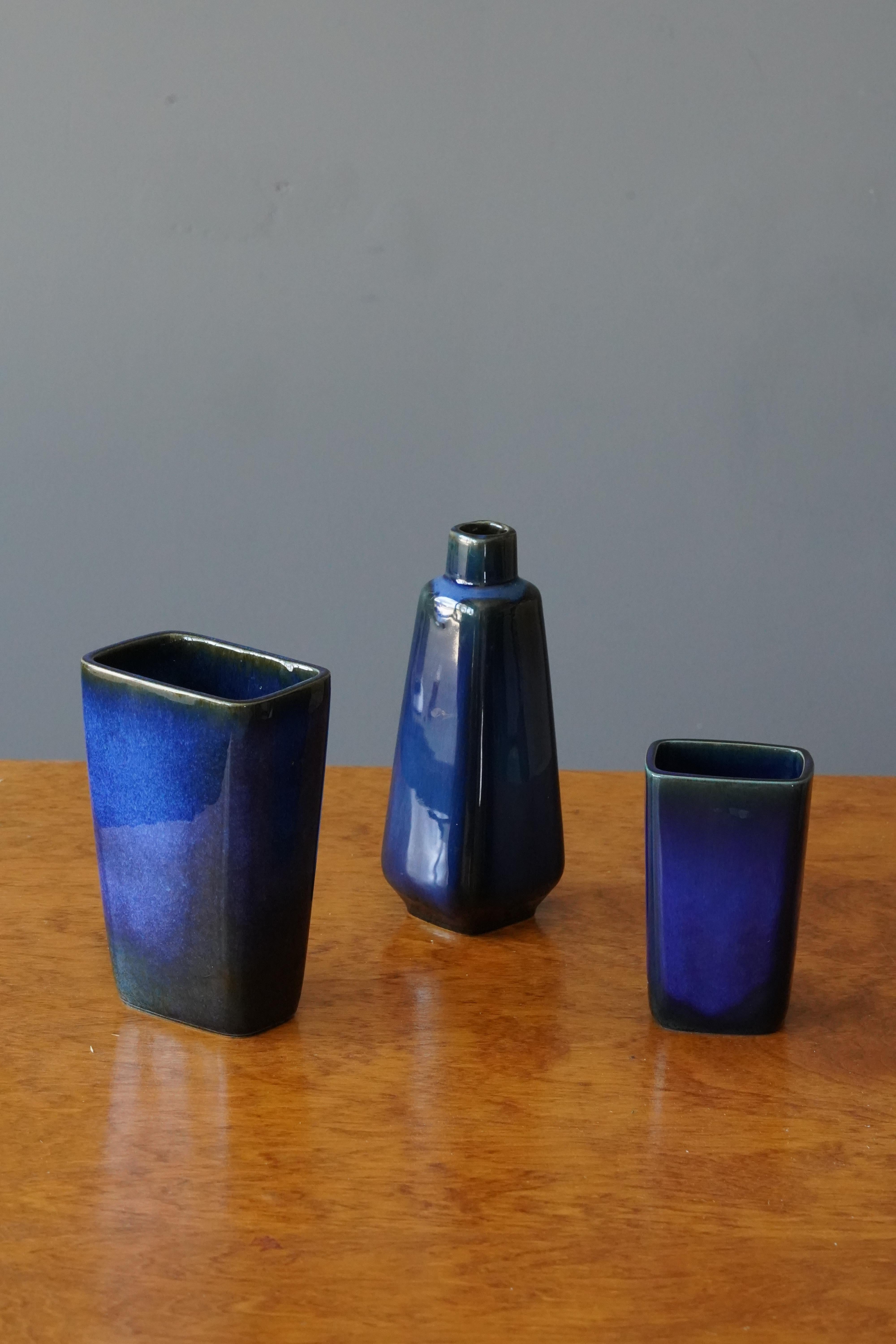 Sven Jonson, Tres jarrones, gres esmaltado azul, Gustavsberg, Suecia, años 60 Moderno de mediados de siglo