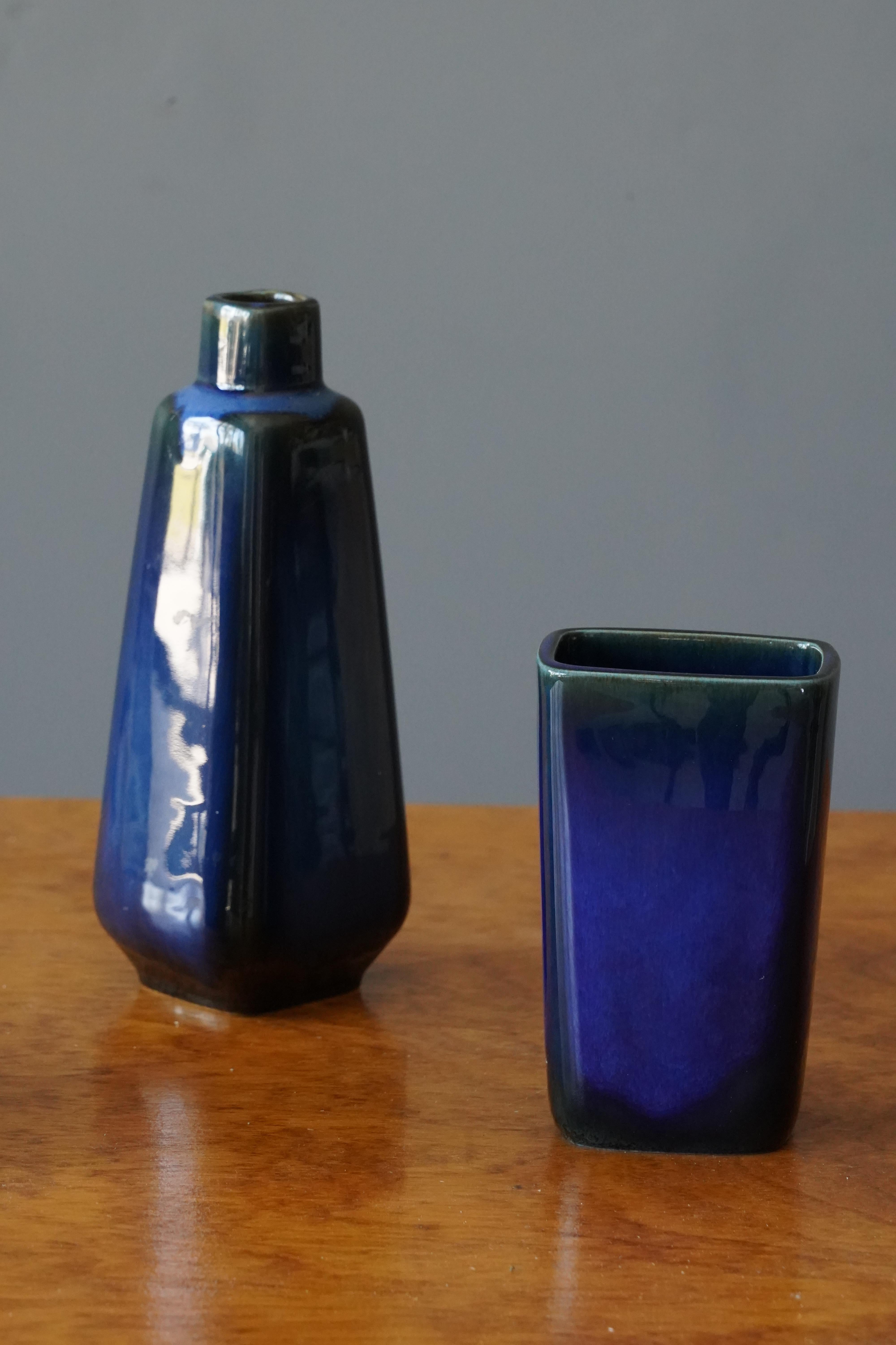 Sven Jonson, Tres jarrones, gres esmaltado azul, Gustavsberg, Suecia, años 60 Sueco