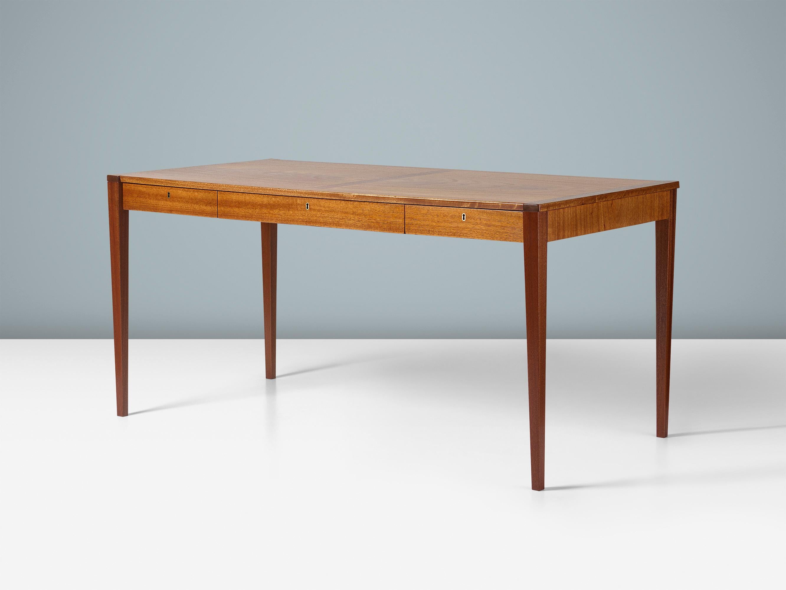 Sven Langkilde - Seltener Mahagoni-Schreibtisch

Dieser reizvolle und raffinierte Schreibtisch wurde von dem dänischen Designer Sven Langkilde in den 1960er Jahren in sehr begrenzter Stückzahl entworfen und von seiner Firma Langkilde Mobler