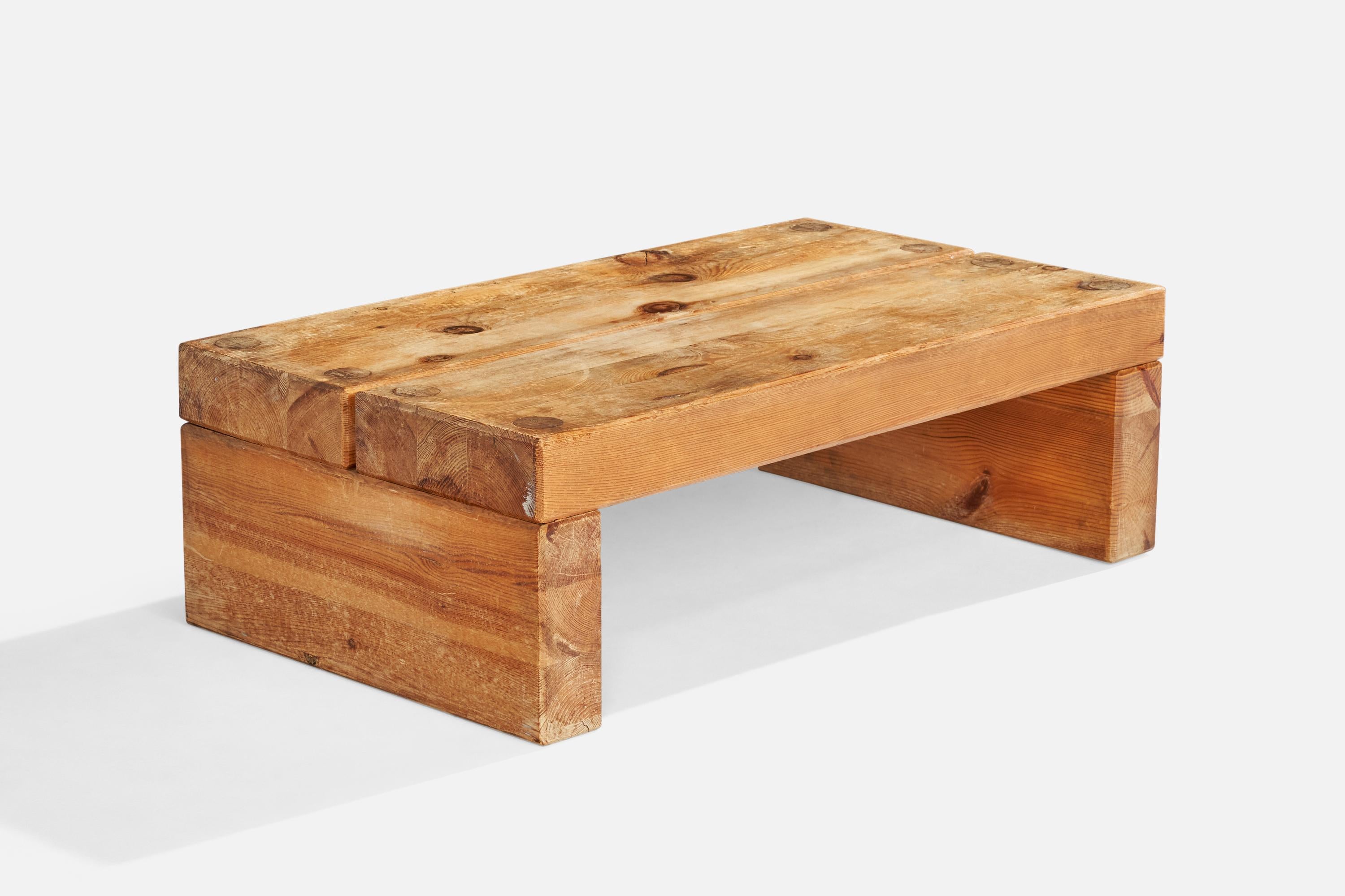 Banc ou table basse en pin, conçu et produit par Sven Larsson, Suède, c.C..

En parfait état d'origine, avec une patine et une usure spectaculaires.

Dimensions : 12.5