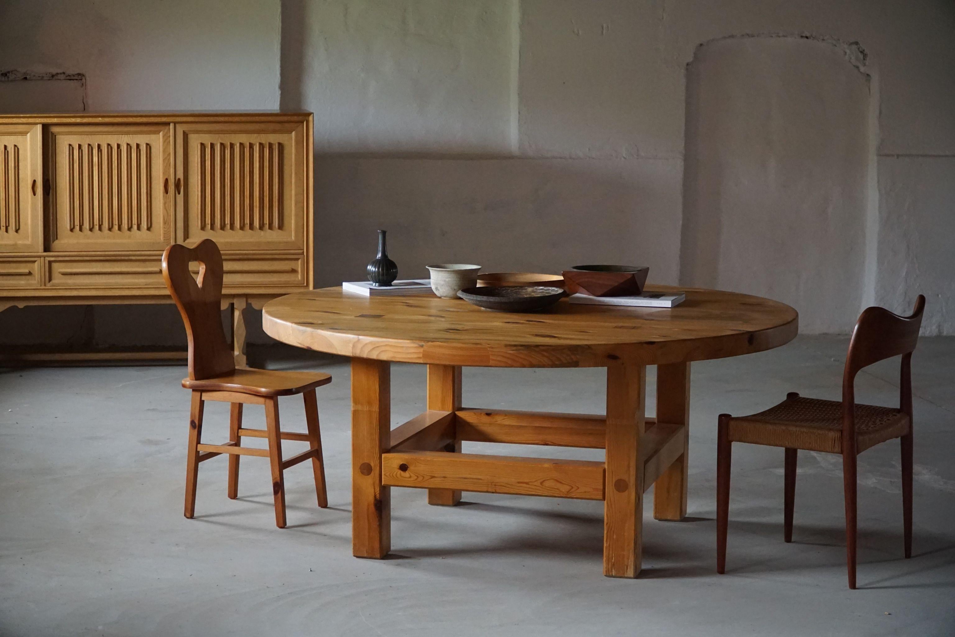 Large round dining table in solid pine by Swedish designer Sven Larsson. Great craftmanship and such nice details visible shown in this fine brutalist table.

A warm colour and patina that pair well with the minimalist scandinavian lifestyle.