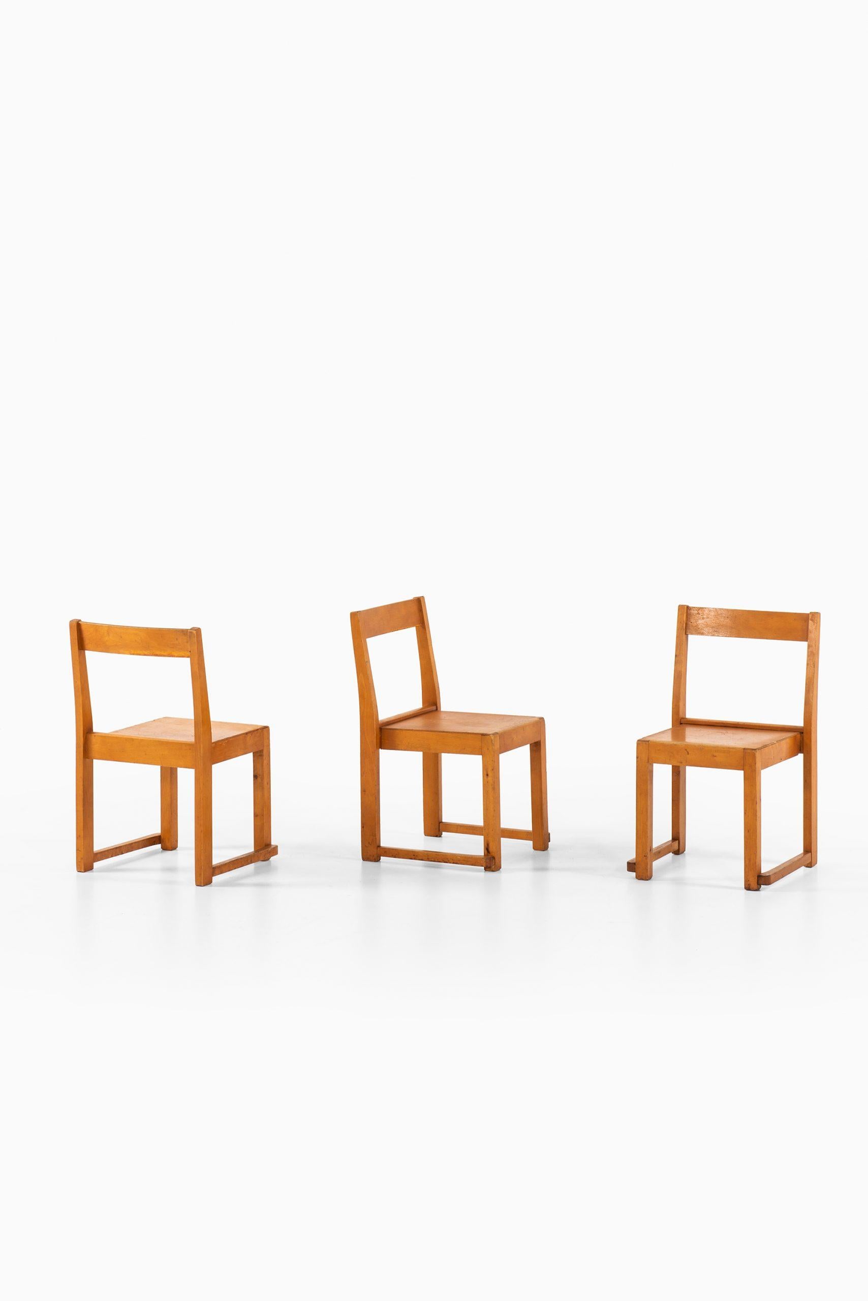 Ensemble de 3 chaises pour enfants conçues par Sven Markelius. Produit en Suède.