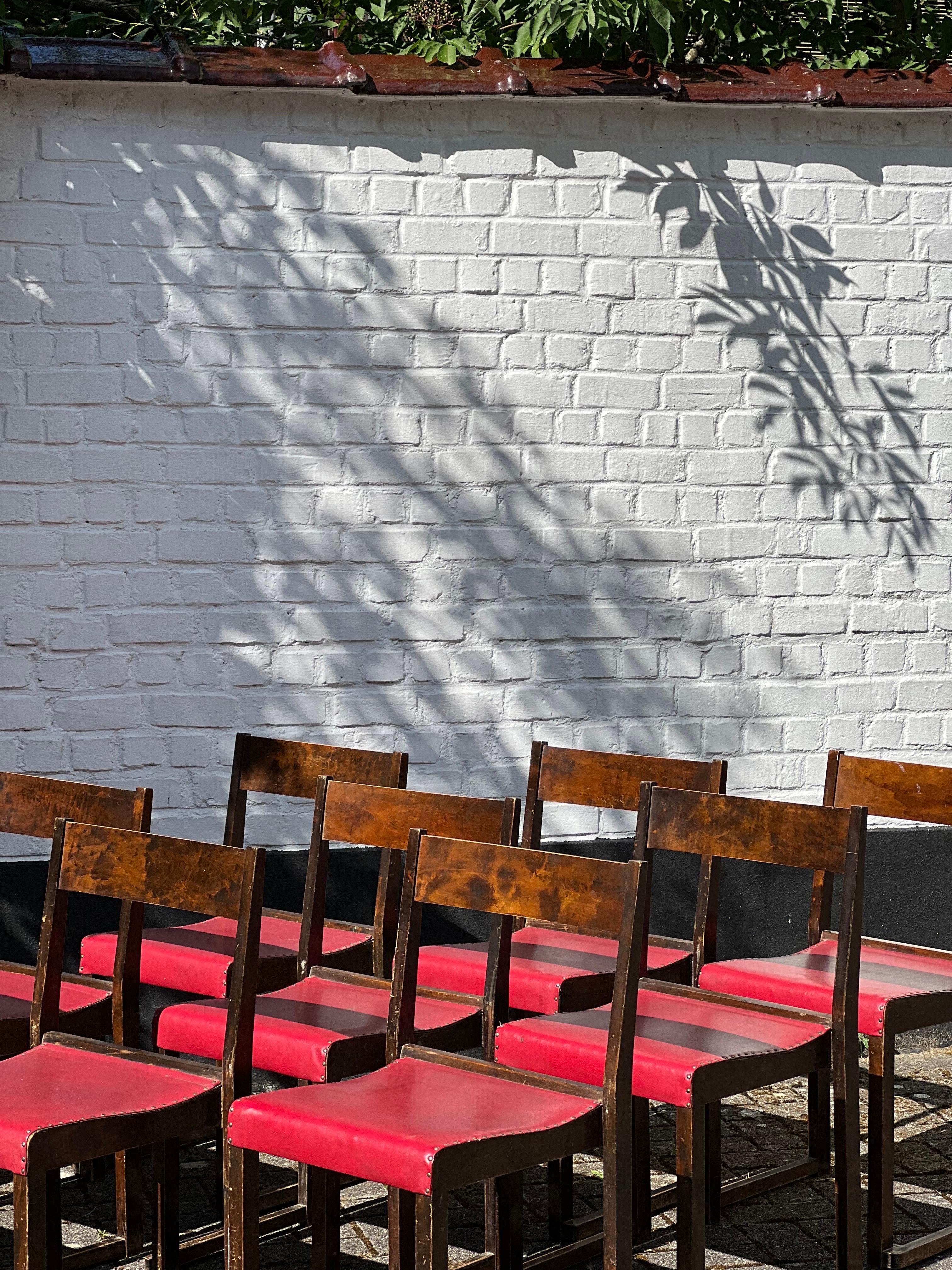 Lot de 10 chaises empilables minimales et élégantes, légères et confortables, de l'architecte moderniste Sven Markelius. Conçu et réalisé pour l'orchestre du théâtre d'Helsingborg en Suède en 1931. Il s'agit de bouleau teinté en brun foncé avec