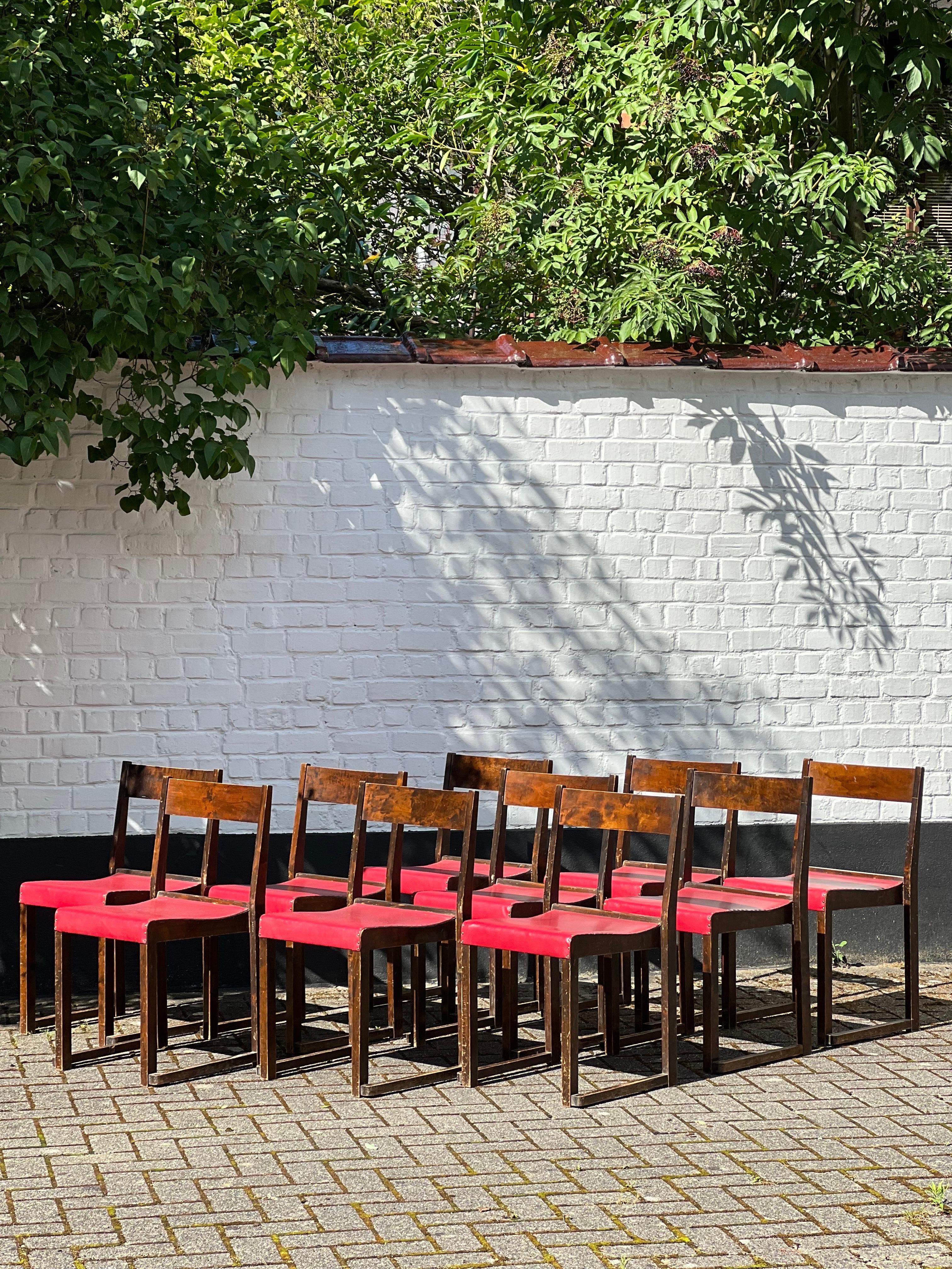 Bauhaus Sven Markelius chaises empilables modernistes rouge et brown foncé 1931 rare ensemble de 10