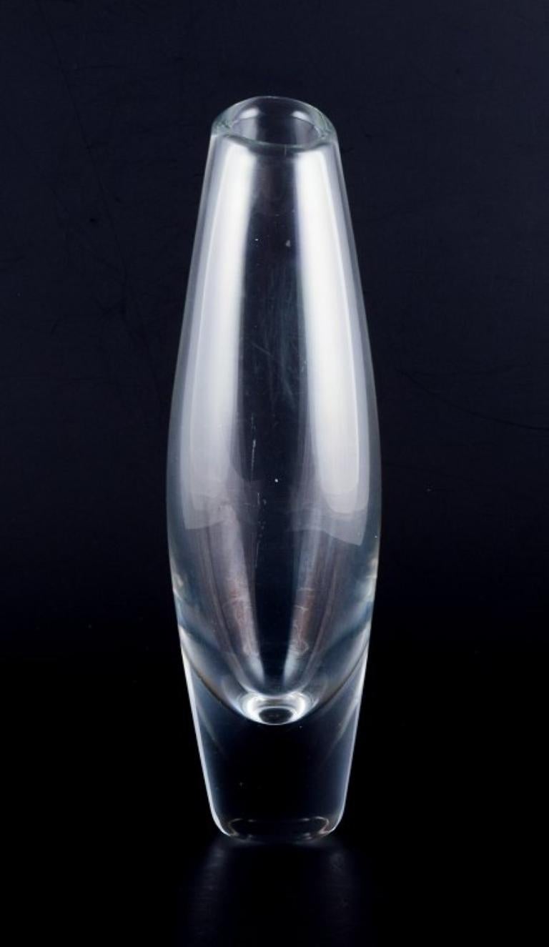Sven Palmquist pour Orrefors, Suède
Grand et mince vase en verre d'art en verre clair.
Milieu du 20e siècle.
En excellent état avec des signes minimes d'utilisation.
Marqué PU3497.
Dimensions : H 28,0 cm x P 8,0 cm : H 28,0 cm x P 8,0 cm.