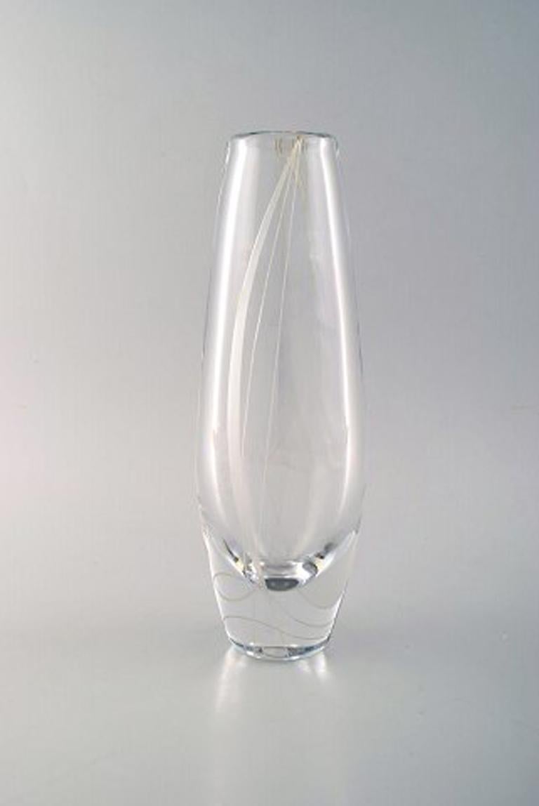 Sven Palmqvist pour Orrefors. Vase en verre d'art transparent, gravé d'un motif abstrait.
Mesures : 28 x 10 cm.
En très bon état.
Signé.