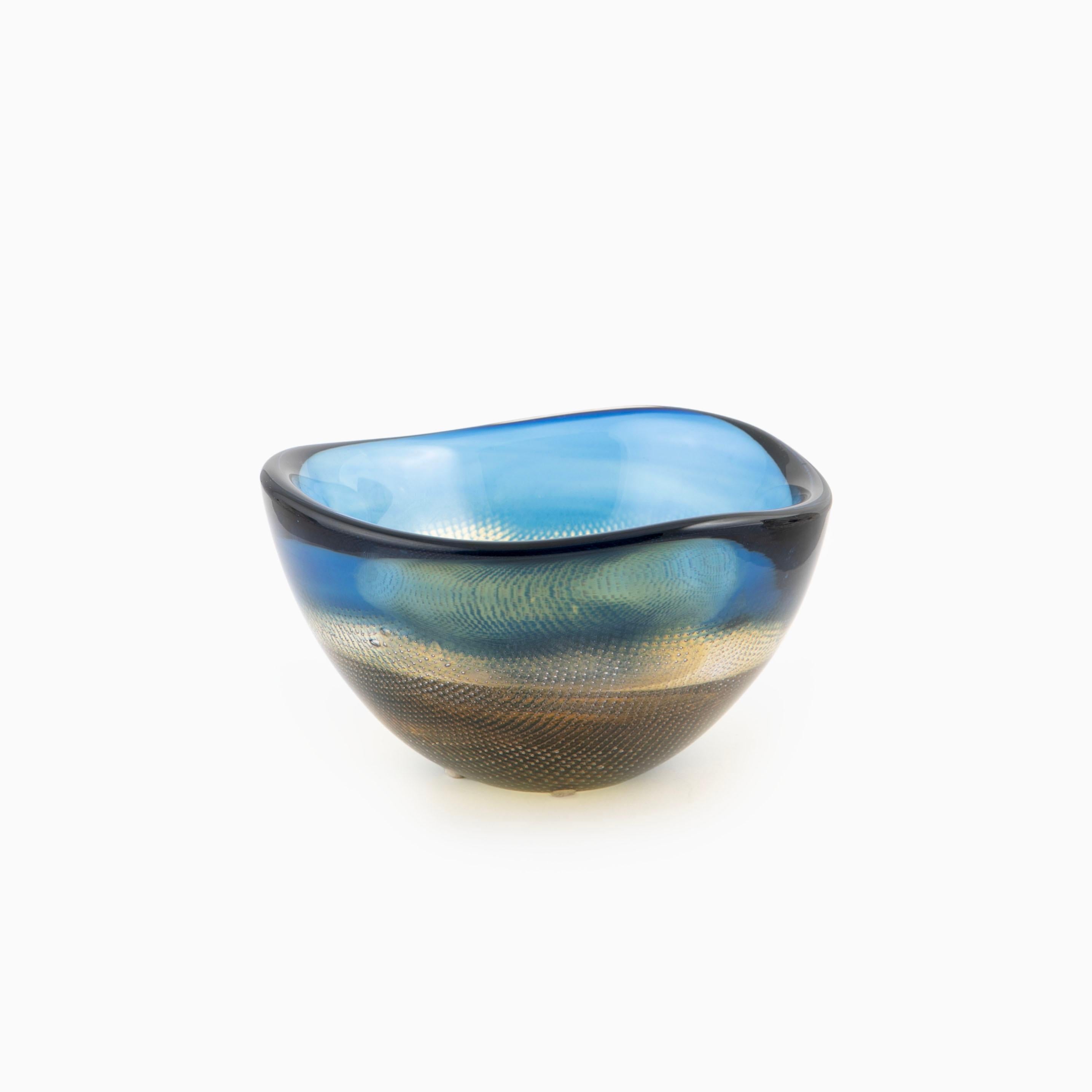 Sven Palmqvist, 1906-1984

Un bol en verre d'art vintage de la série Kraka (résille) conçue par Sven Palmquist pour Orrefors Suède dans les années 1950.

Cristal clair, verre bleu et ambre avec une décoration en maille métallique.
Signé avec :
