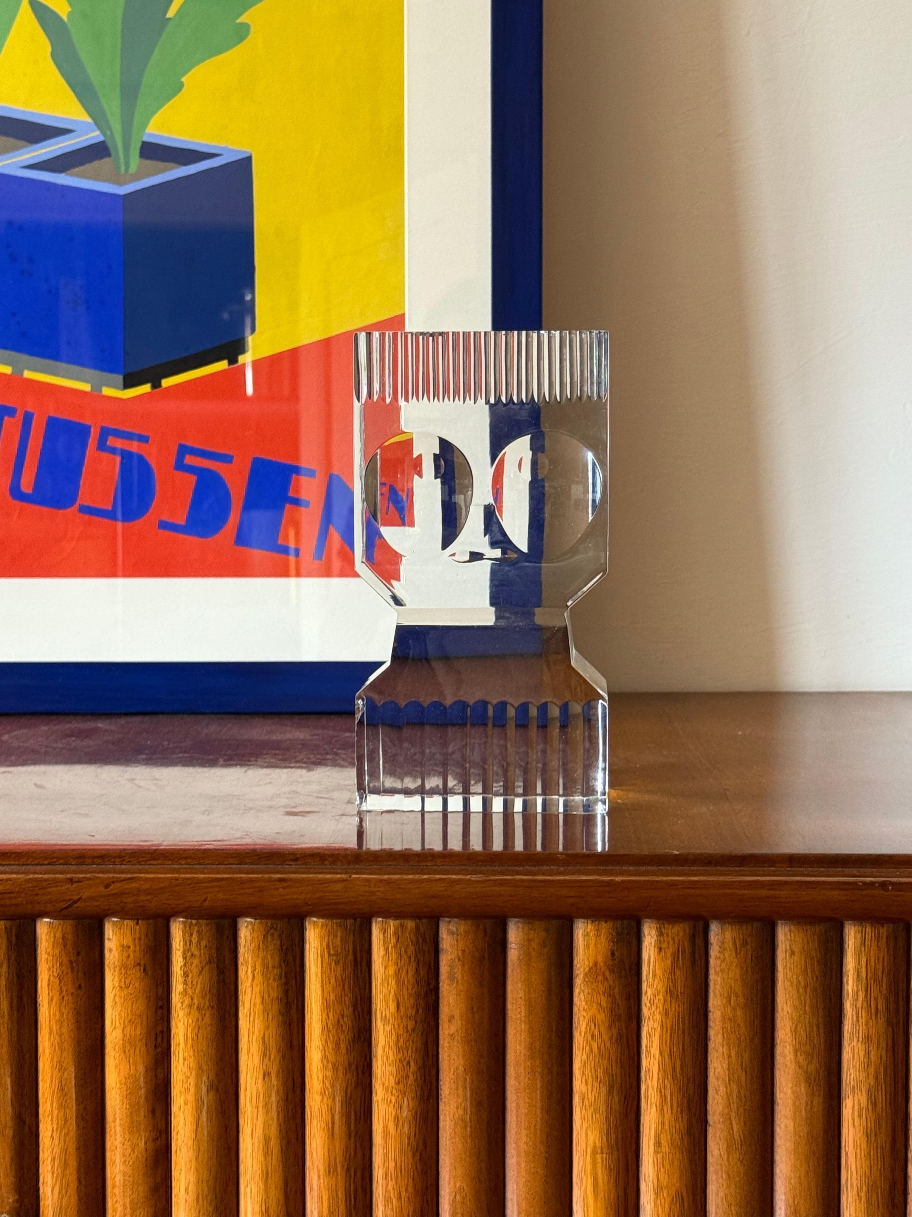 Sculpture moderne en verre conçue par le maître Sven Palmqvist (1906-1984)

Orrefors, Suède 1971

L'artiste verrier Sven Robert Palmqvist (parfois orthographié Palmquist) est né en 1906 à Lenhovda, en Suède. Il est surtout connu pour sa
