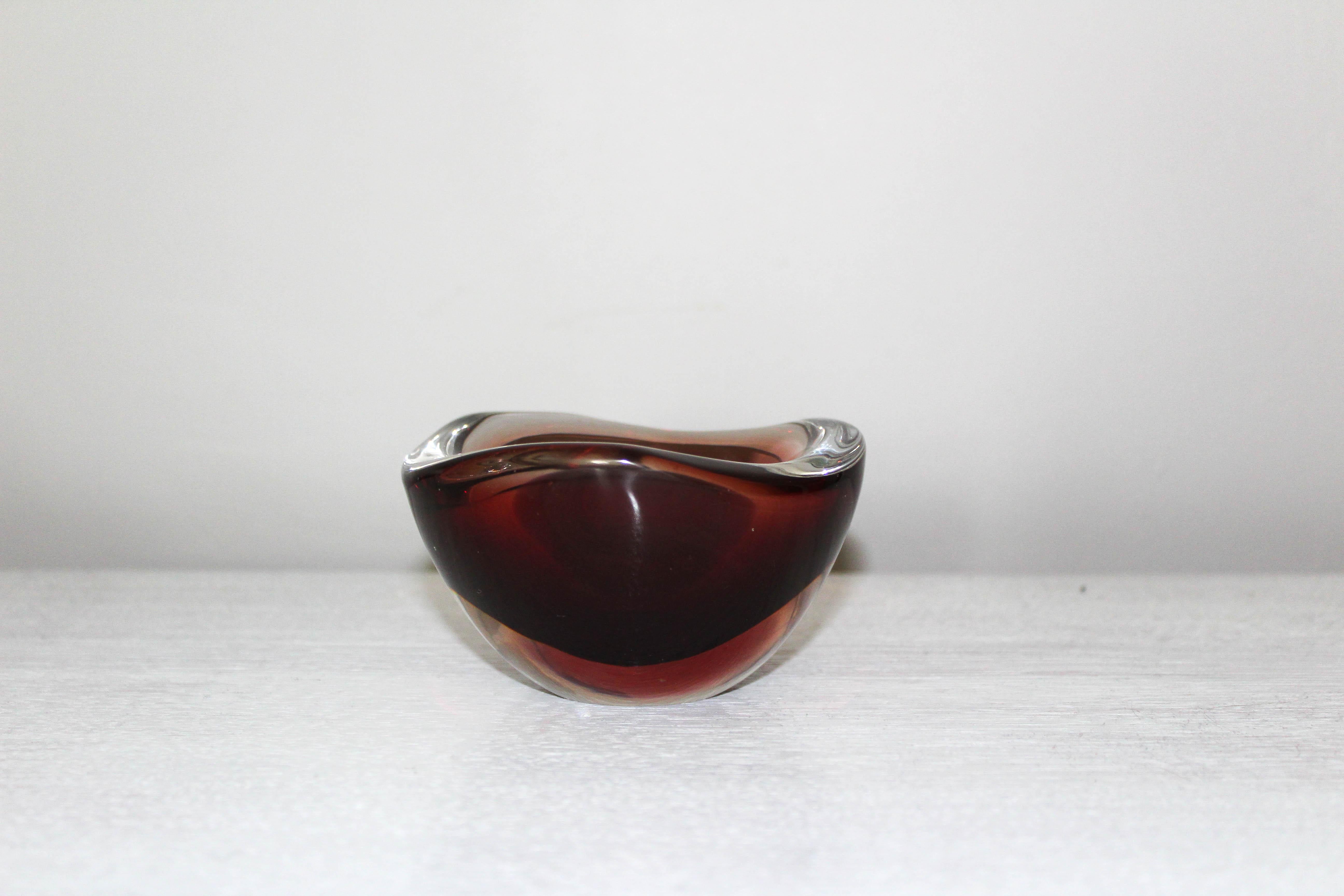 A decorative glass bowl by Swedish designer Sven Palmqvist.
Very good vintage condition.

The bowl has a diameter of almost 12 centimeters and measures t centimeters in height.