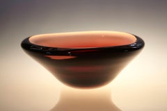 Sven Palmqvist Bol en verre rouge Sommerso / Vide Poche pour Orrefors, Suède vers 1947