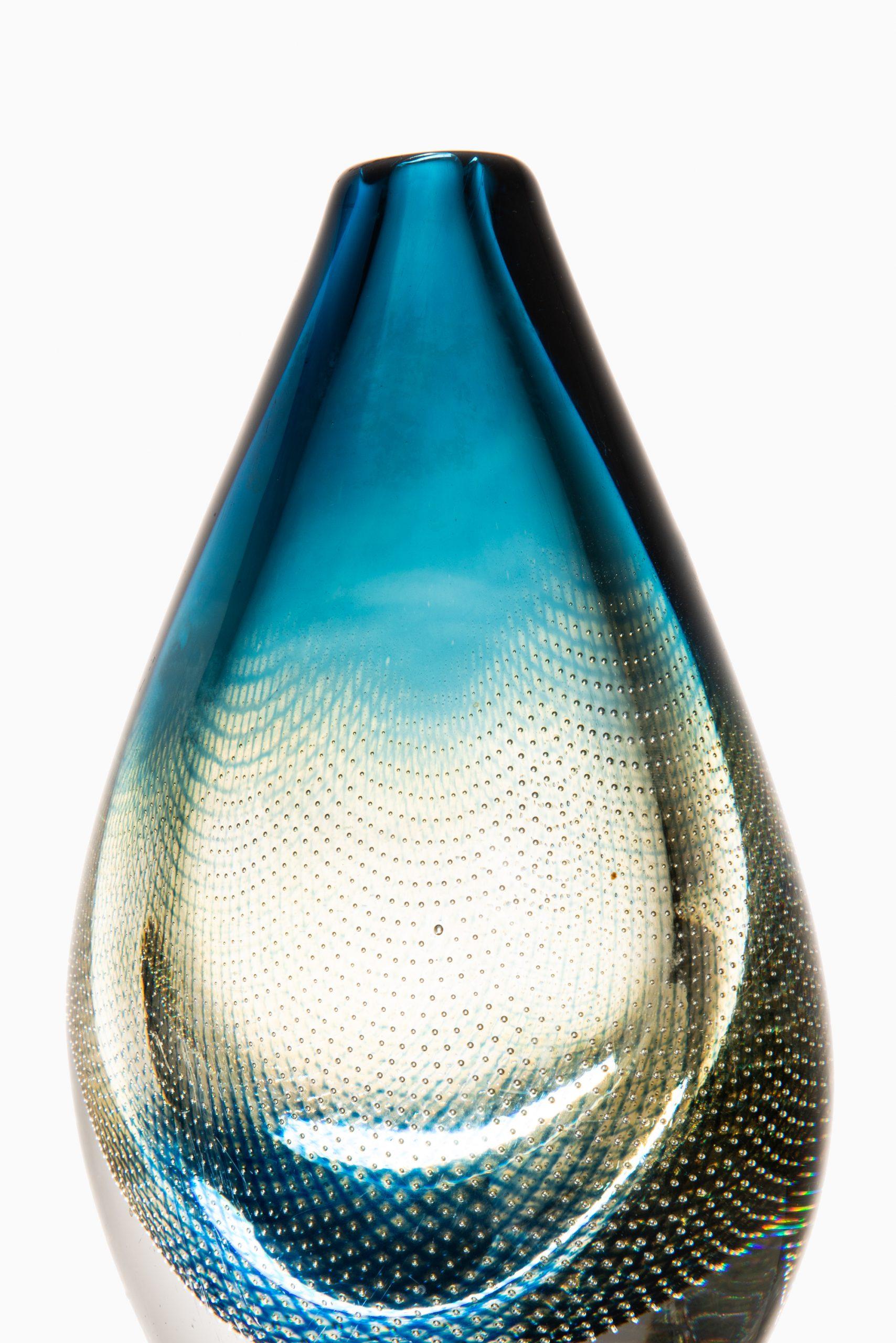 Glass vase model Kraka designed by Sven Palmqvist. Produced by Orrefors in Sweden. Signed ‘Orrefors Kraka nr 349 Sven Palmqvist′.
