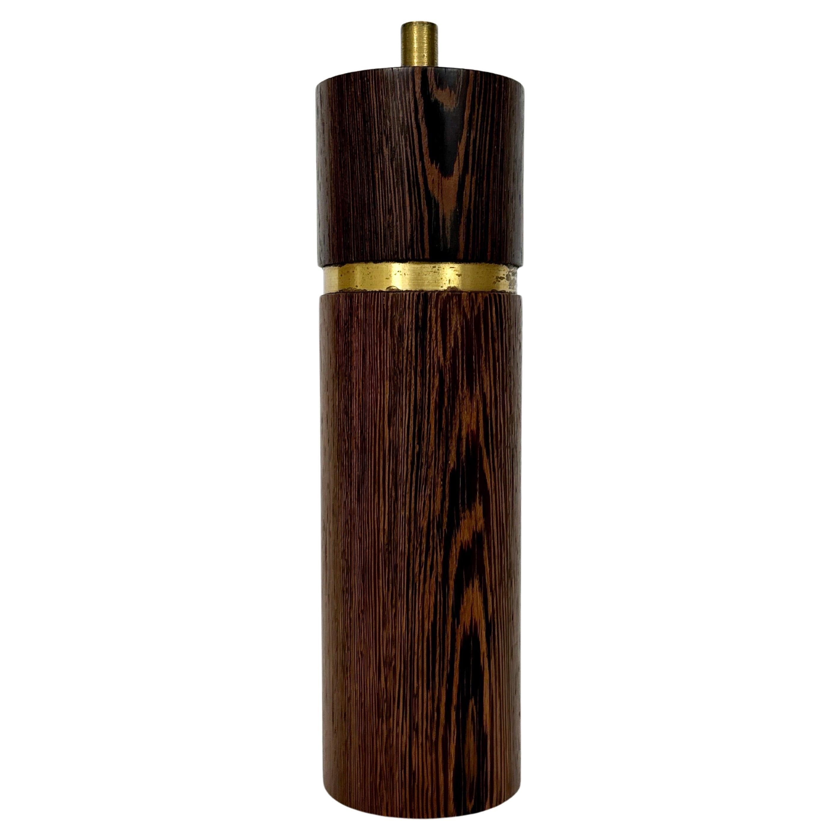 Macinapepe progettato da Sven Aage Petersen per SAAP, Danimarca, negli anni '60.

Petersen era un perfezionista della tornitura del legno: ogni suo pezzo è stato realizzato nel suo laboratorio con la massima precisione e qualità.

Realizzato in