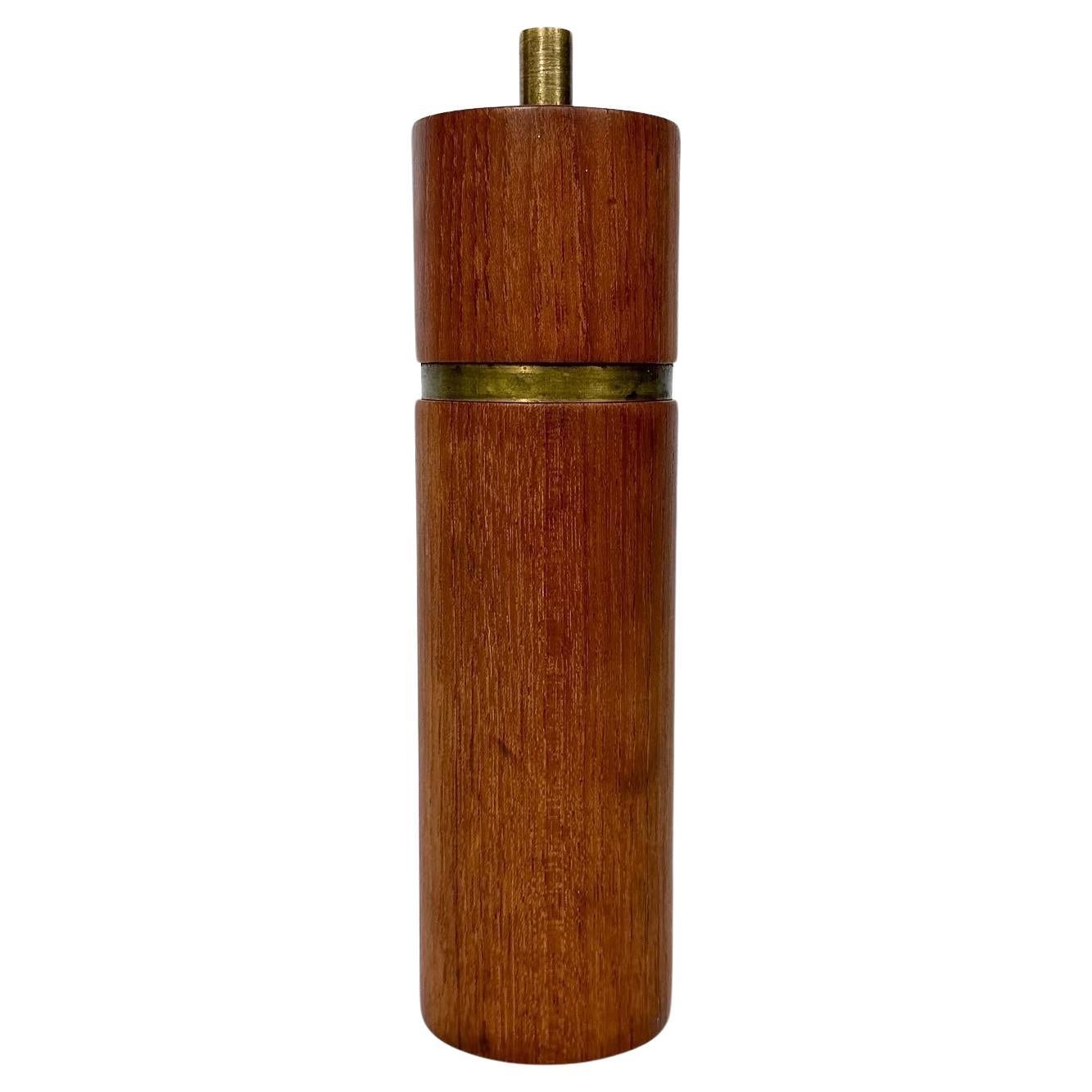 Pfeffermühle, entworfen von Sven Aage Petersen für SAAP, Dänemark, in den 1960er Jahren.

Hergestellt aus Teakholz und Messing, hochwertige Beschläge, perfekt proportioniert. Die Mühle wurde von Peugeot für SAAP hergestellt.

Funktioniert prima, ein