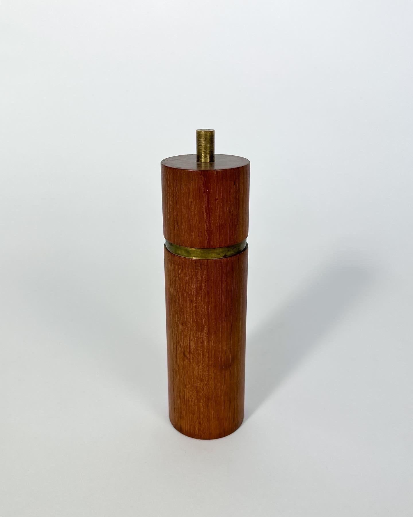 Sven Petersen Pfeffermühle SAAP Teakholz & Messing 1960er Jahre (Moderne der Mitte des Jahrhunderts) im Angebot