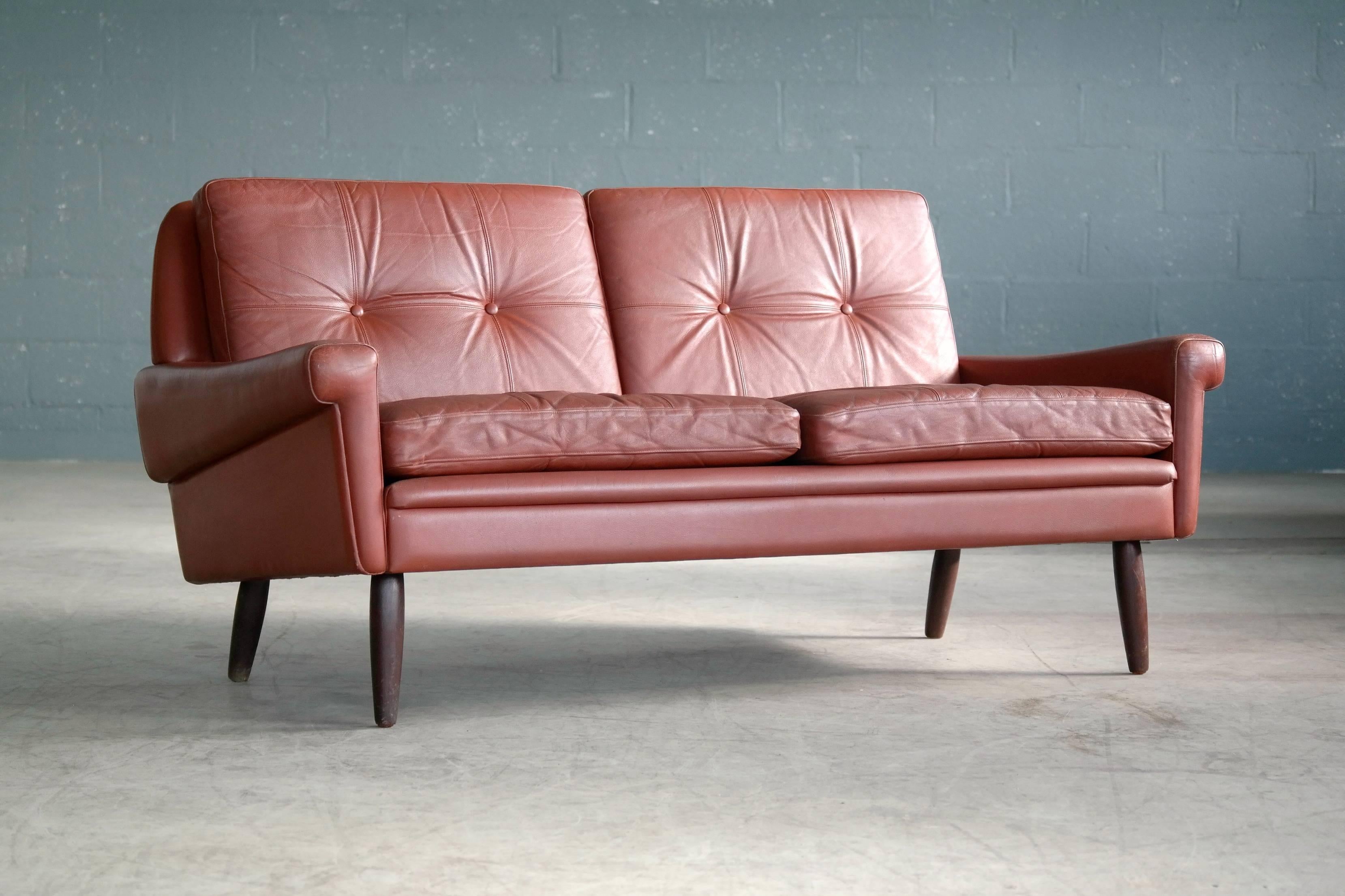 Mid-Century Modern Sven Skipper 1960s Loveseat or Sofa in Reddish Brown Leather and Teak