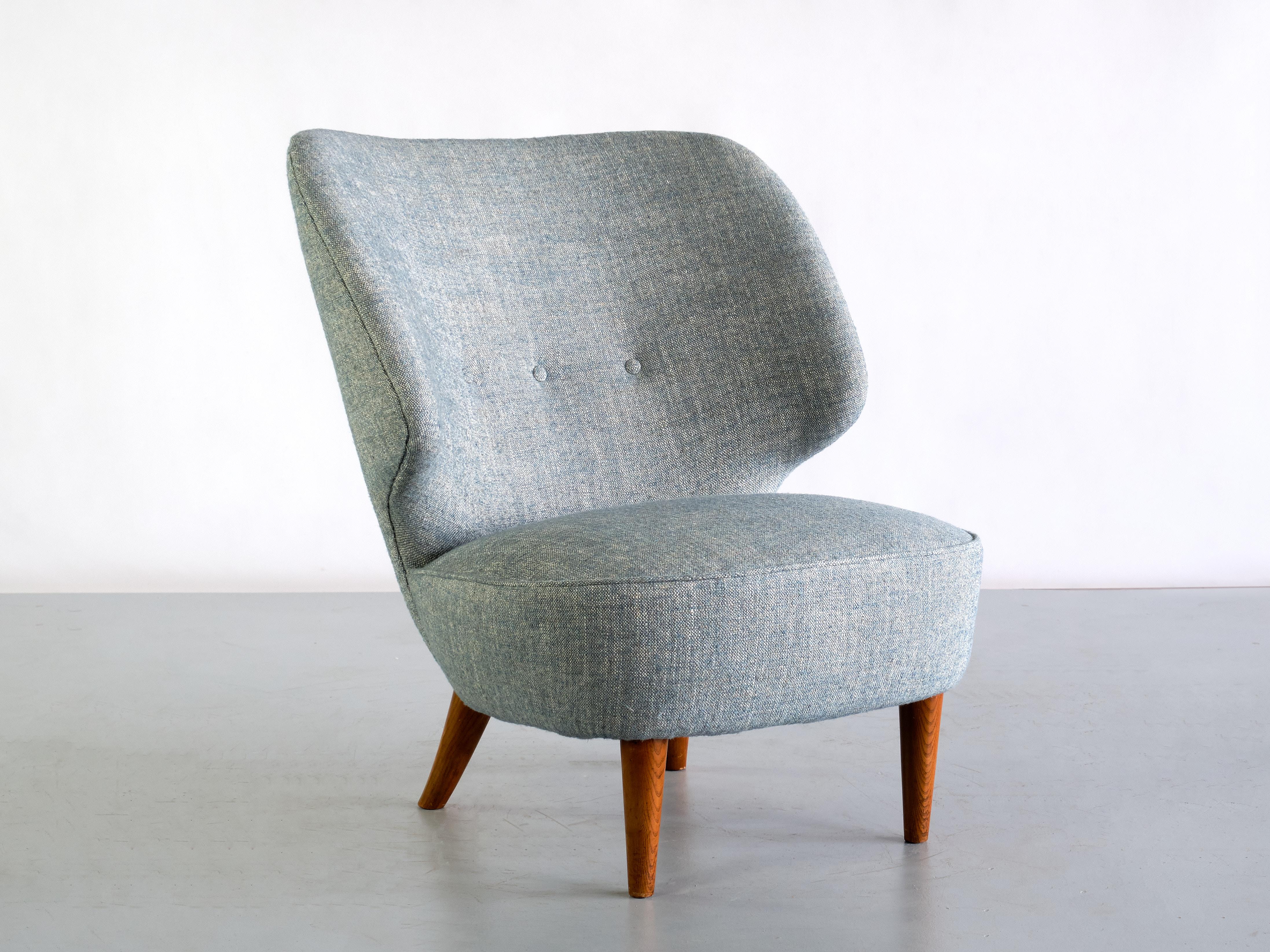 This rare easy chair was designed by Sven Staaf in the early 1950s. This particular model number 1765 was manufactured by Almgren & Staaf in Helsingborg, Sweden.
The design is marked by the curved lines of the back rest and the rounded seat. The