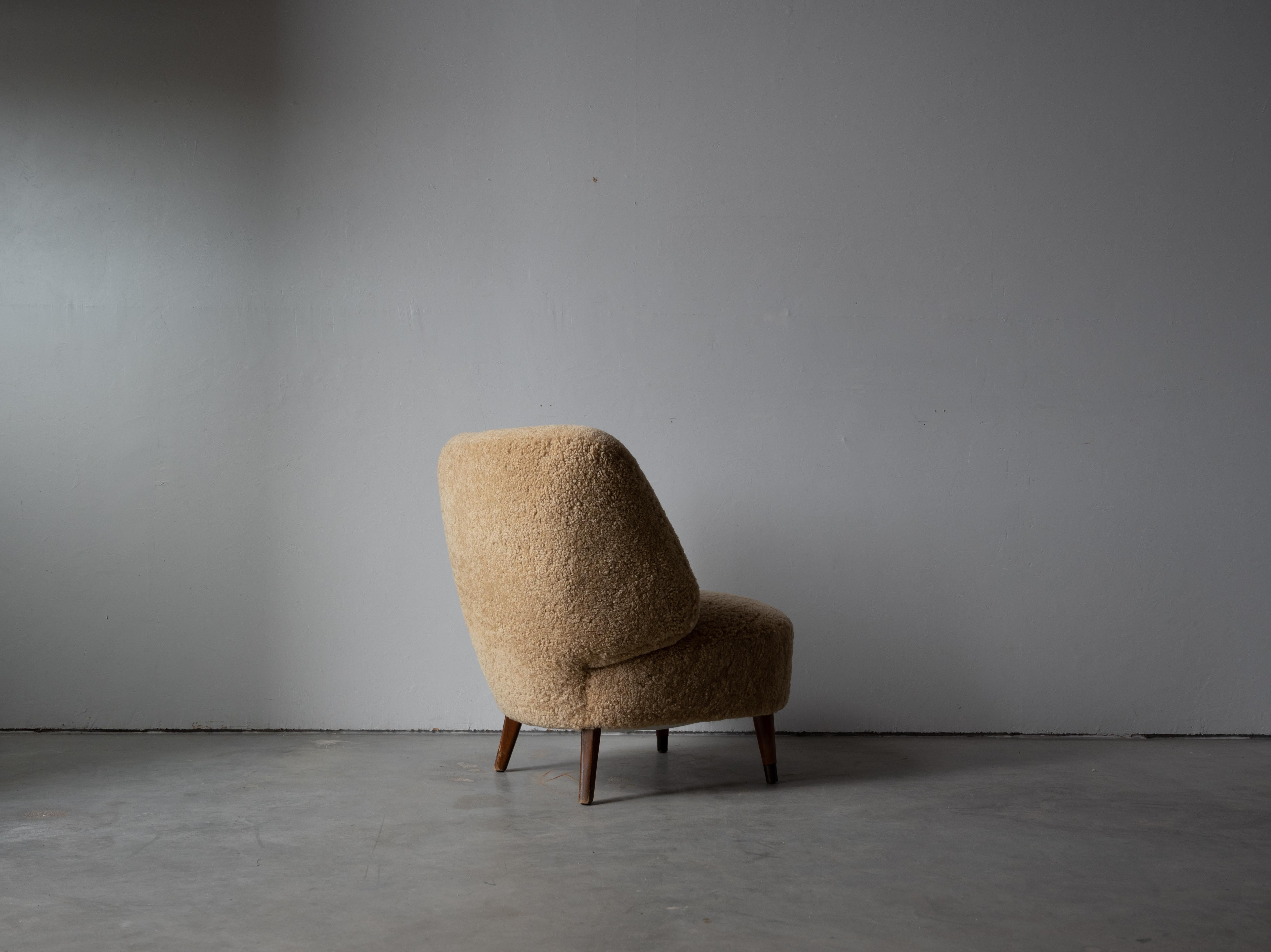 Sven Staaf, Lounge Chair, Beige Shearling, Wood, Sweden, 1940s In Good Condition For Sale In High Point, NC