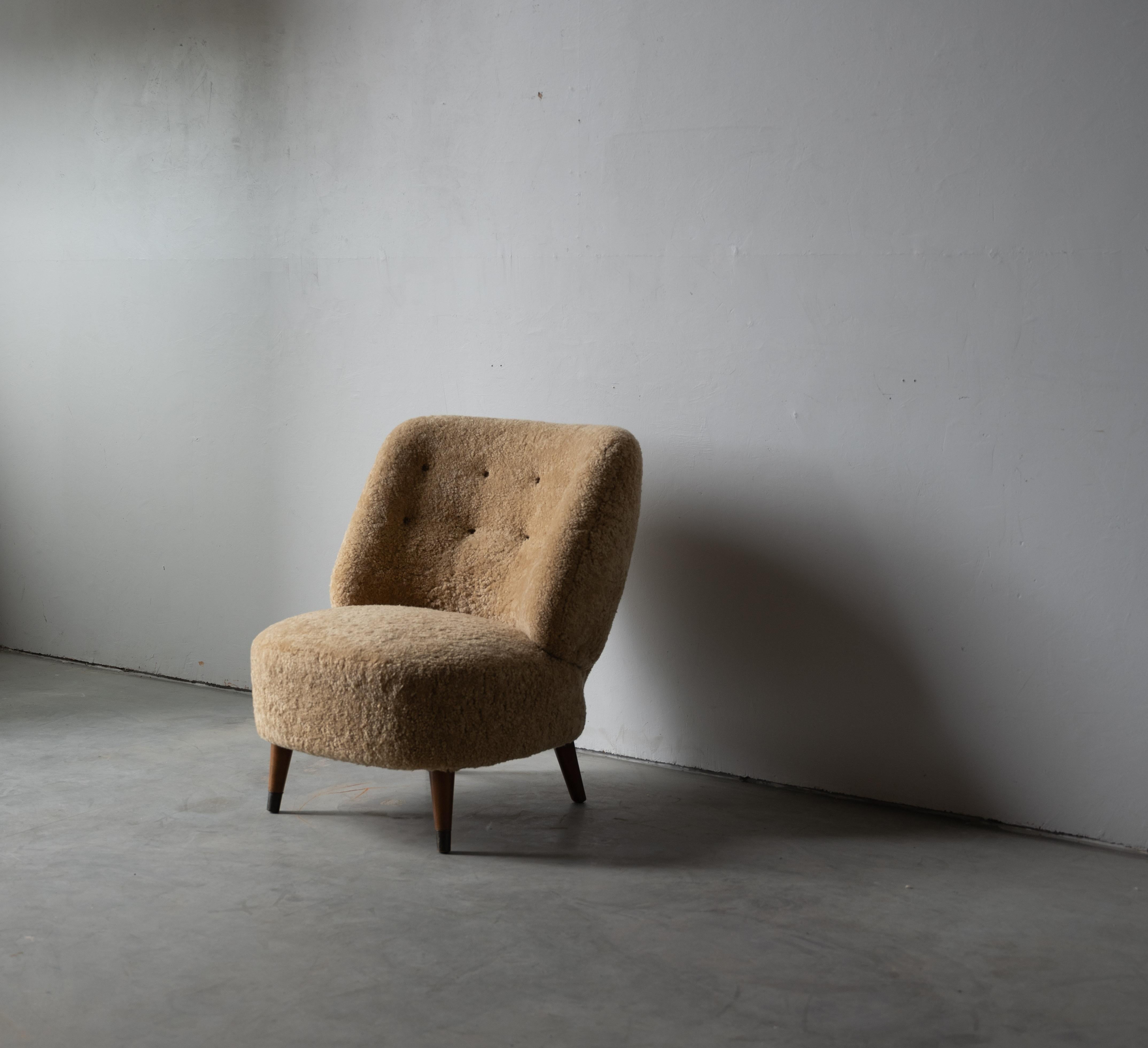 Mid-20th Century Sven Staaf, Lounge Chair, Beige Shearling, Wood, Sweden, 1940s For Sale