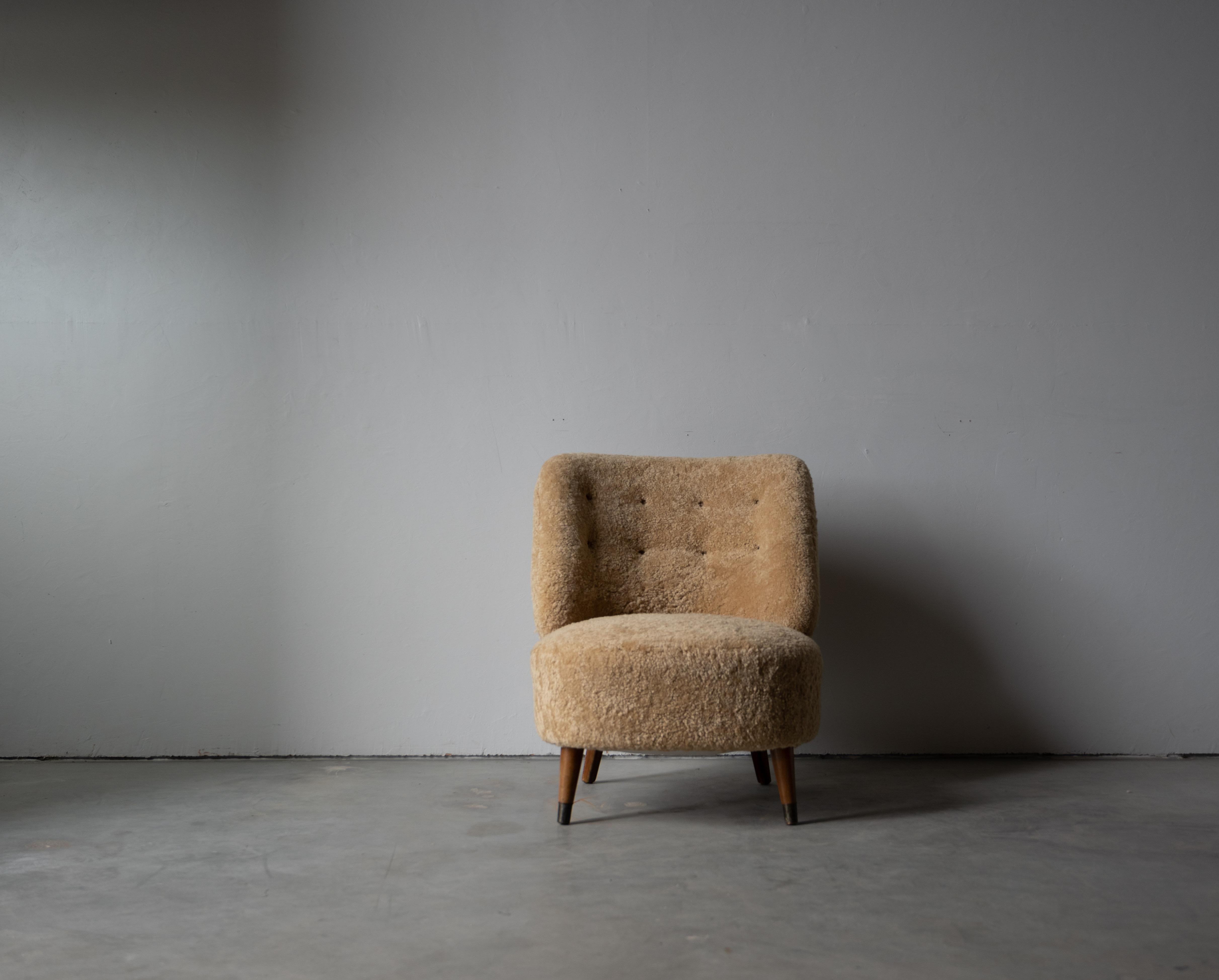 Sheepskin Sven Staaf, Lounge Chair, Beige Shearling, Wood, Sweden, 1940s For Sale