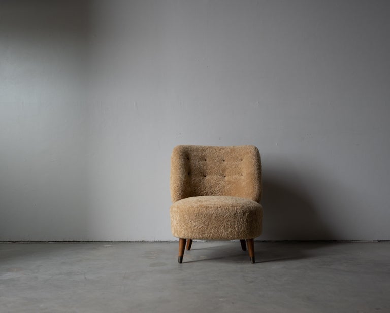 Sven Staaf, Lounge Chair, Beige Shearling, Wood, Sweden, 1940s For Sale 2