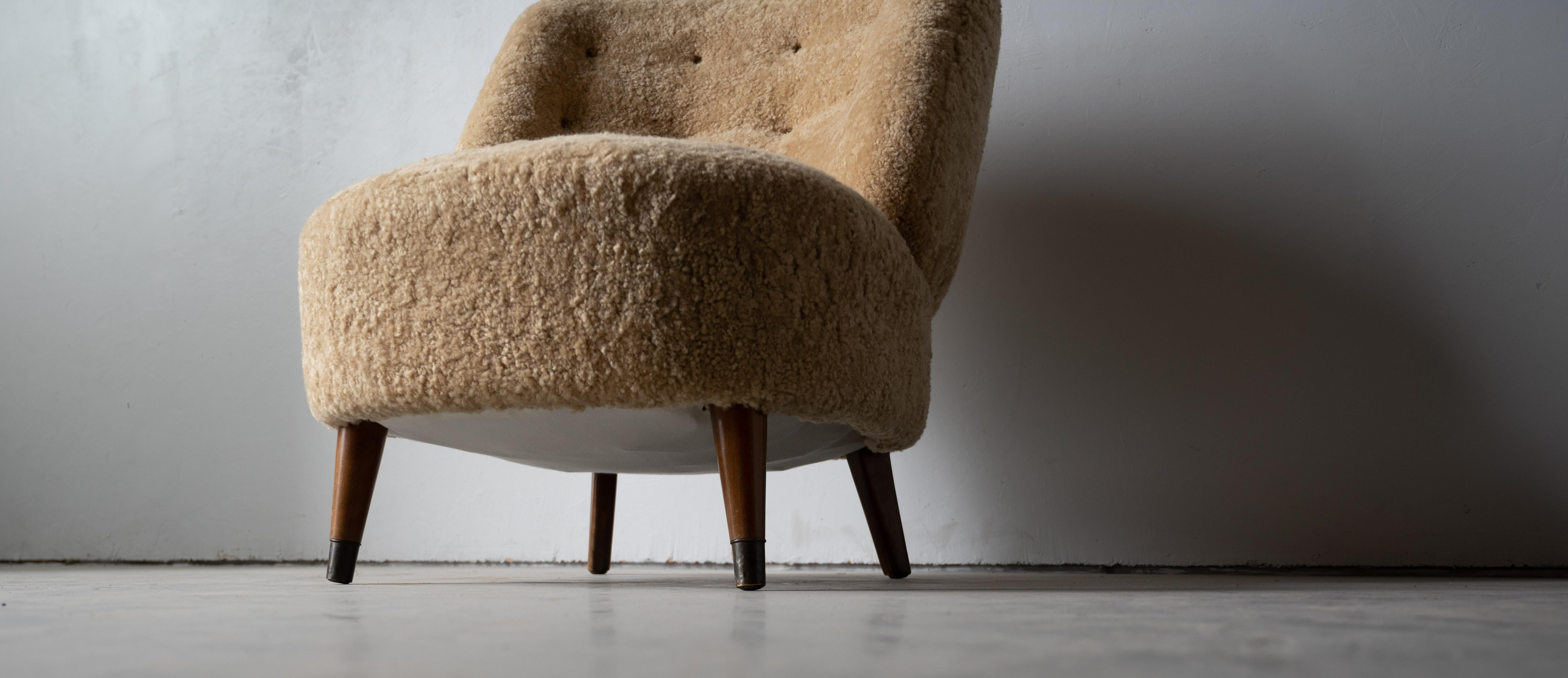 Sven Staaf, Lounge Chair, Beige Shearling, Wood, Sweden, 1940s For Sale 1