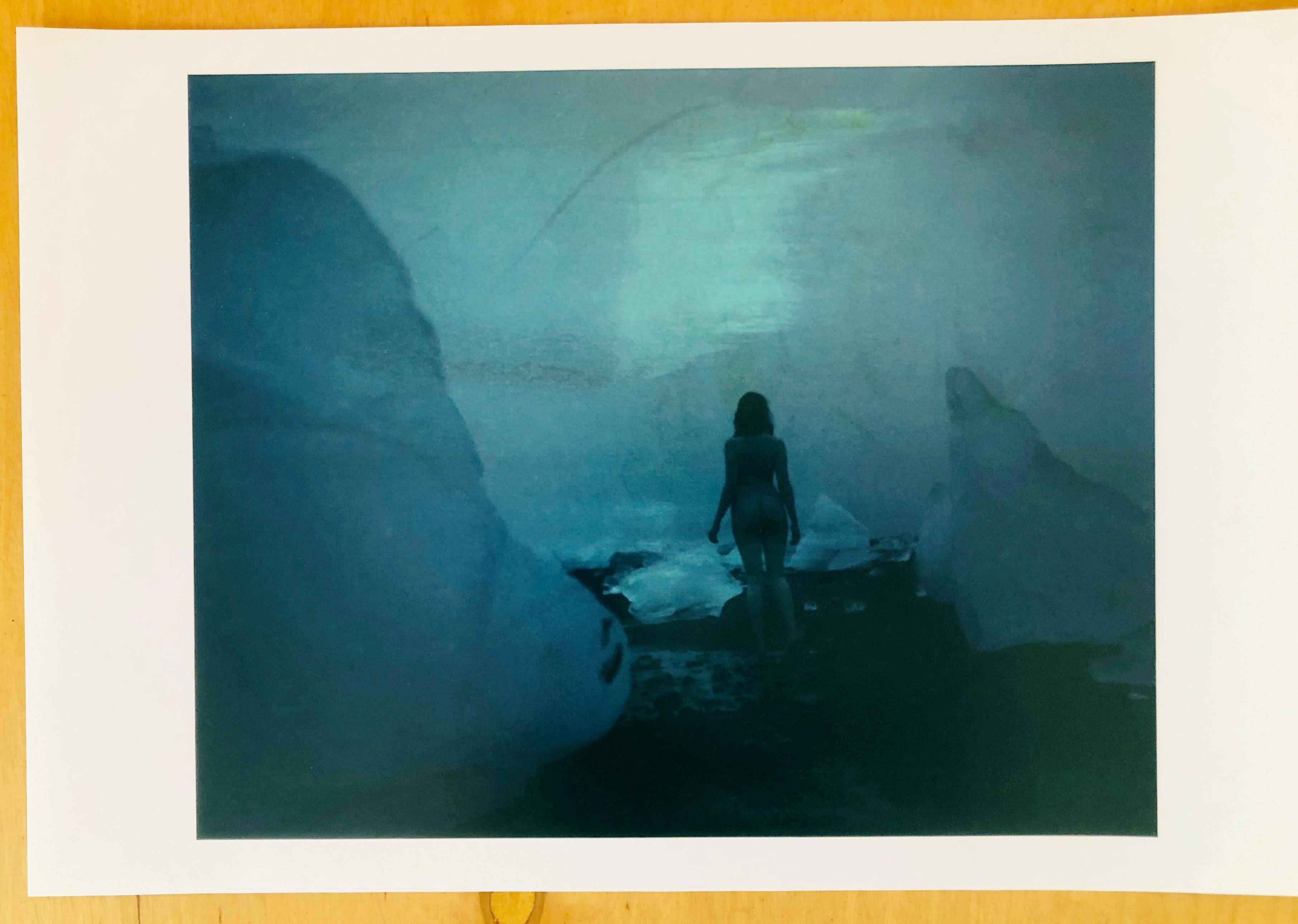 Blaues Island – Zeitgenössisch, Nackt, Frauen, Polaroid, 21. Jahrhundert – Photograph von Sven van Driessche