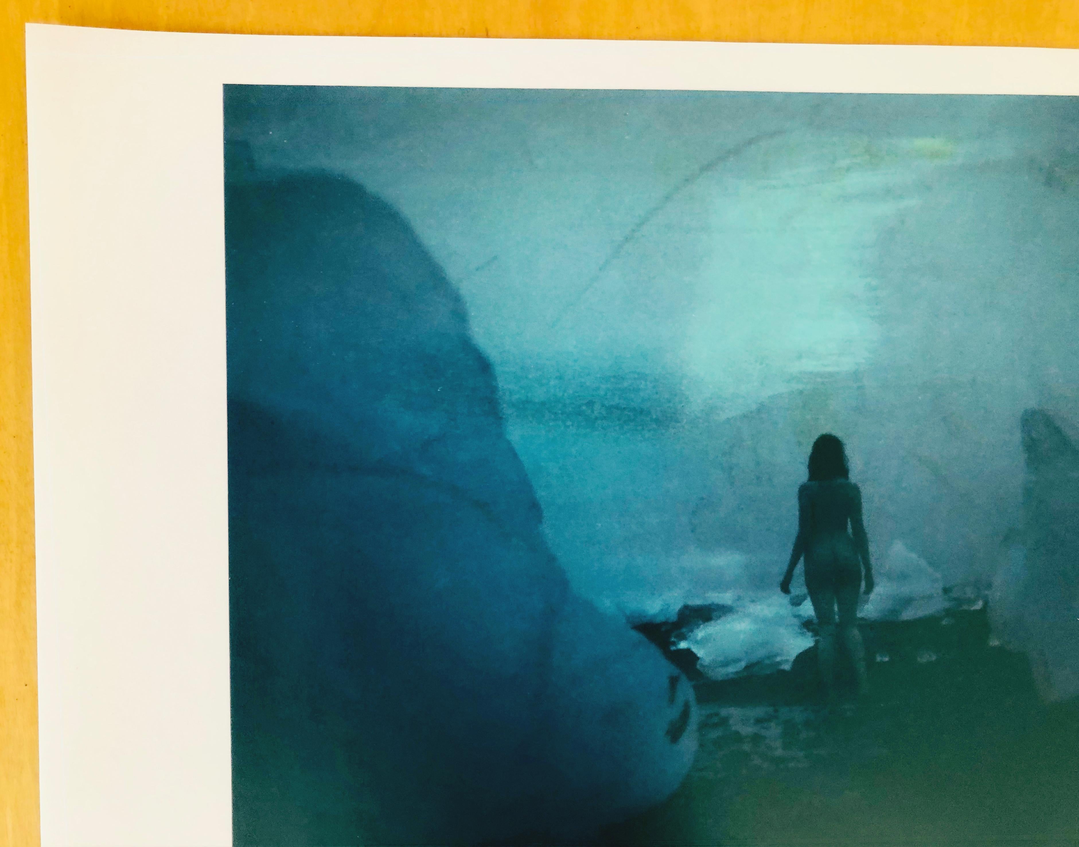 Blaues Island – Zeitgenössisch, Nackt, Frauen, Polaroid, 21. Jahrhundert im Angebot 1