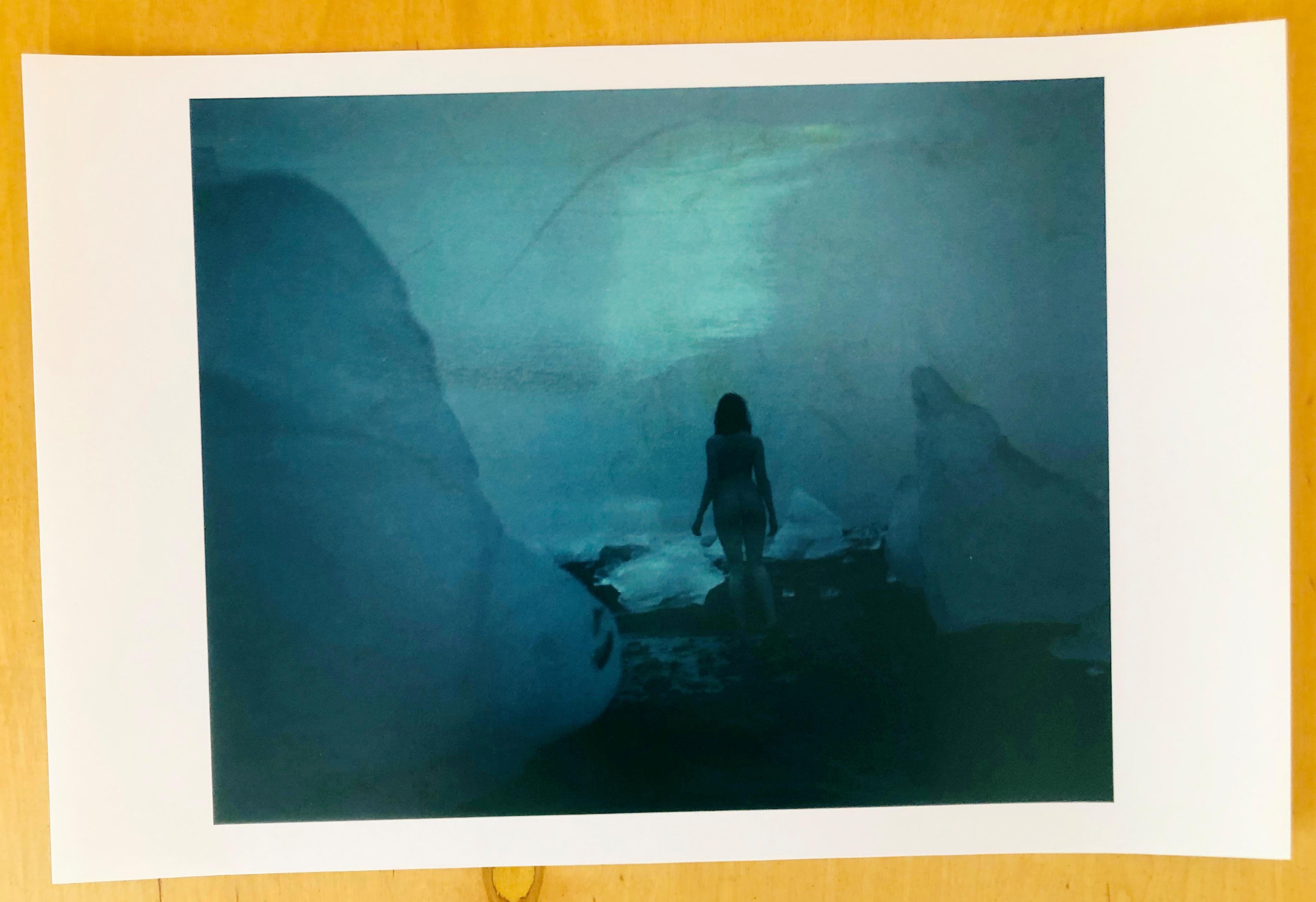 Blaues Island – Zeitgenössisch, Nackt, Frauen, Polaroid, 21. Jahrhundert im Angebot 2