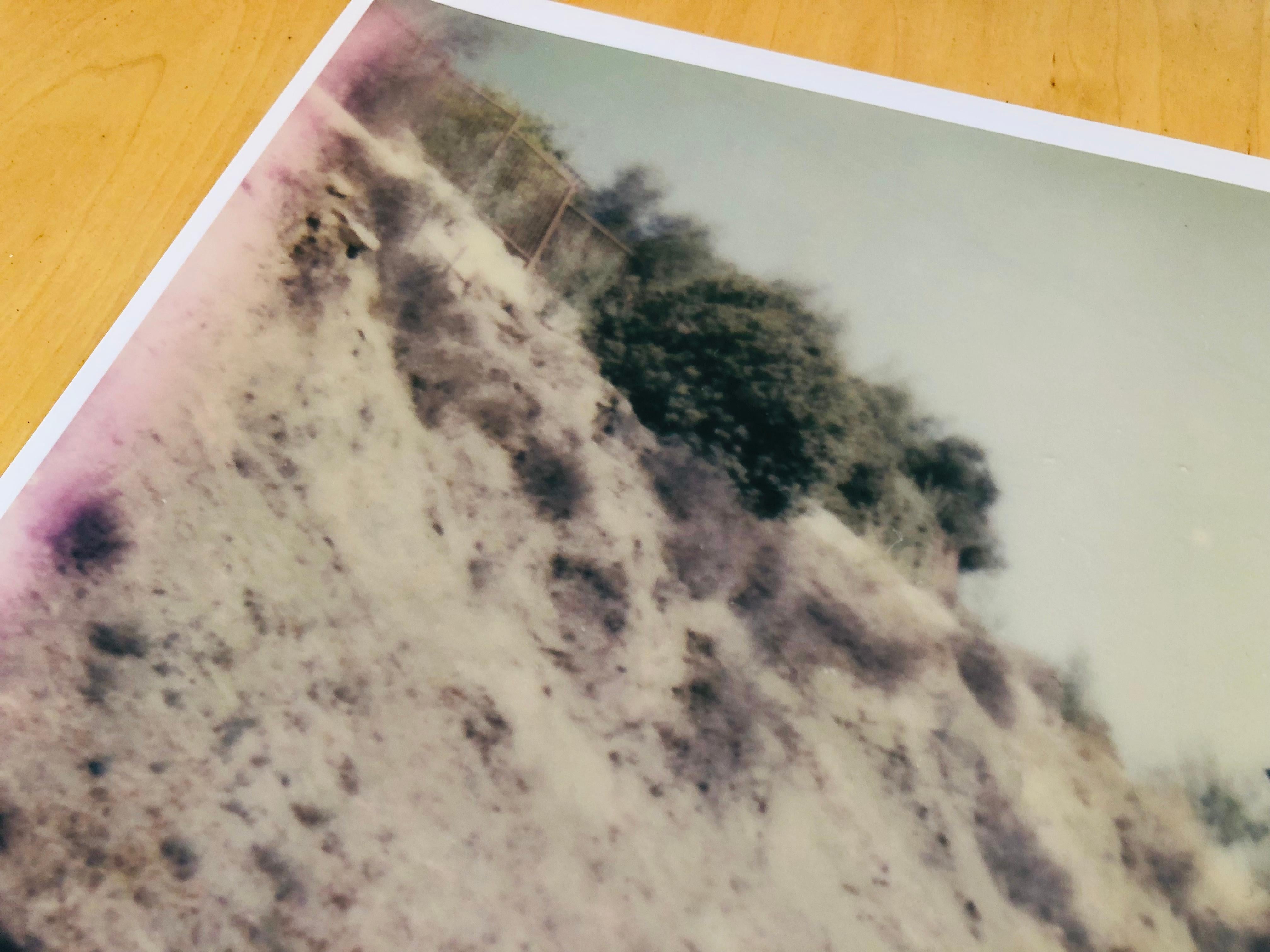 Mulholland Drive - 2016 

Ausgabe 1/7. 
40x60cm. 
Archival Color Print auf Pearl-Fotopapier, basierend auf dem Polaroid.  
Signiert auf der Rückseite mit Zertifikat. 
Nicht montiert. 

Die letzten 2 Bilder zeigen das Stück in einer Ausstellung. 

Ob