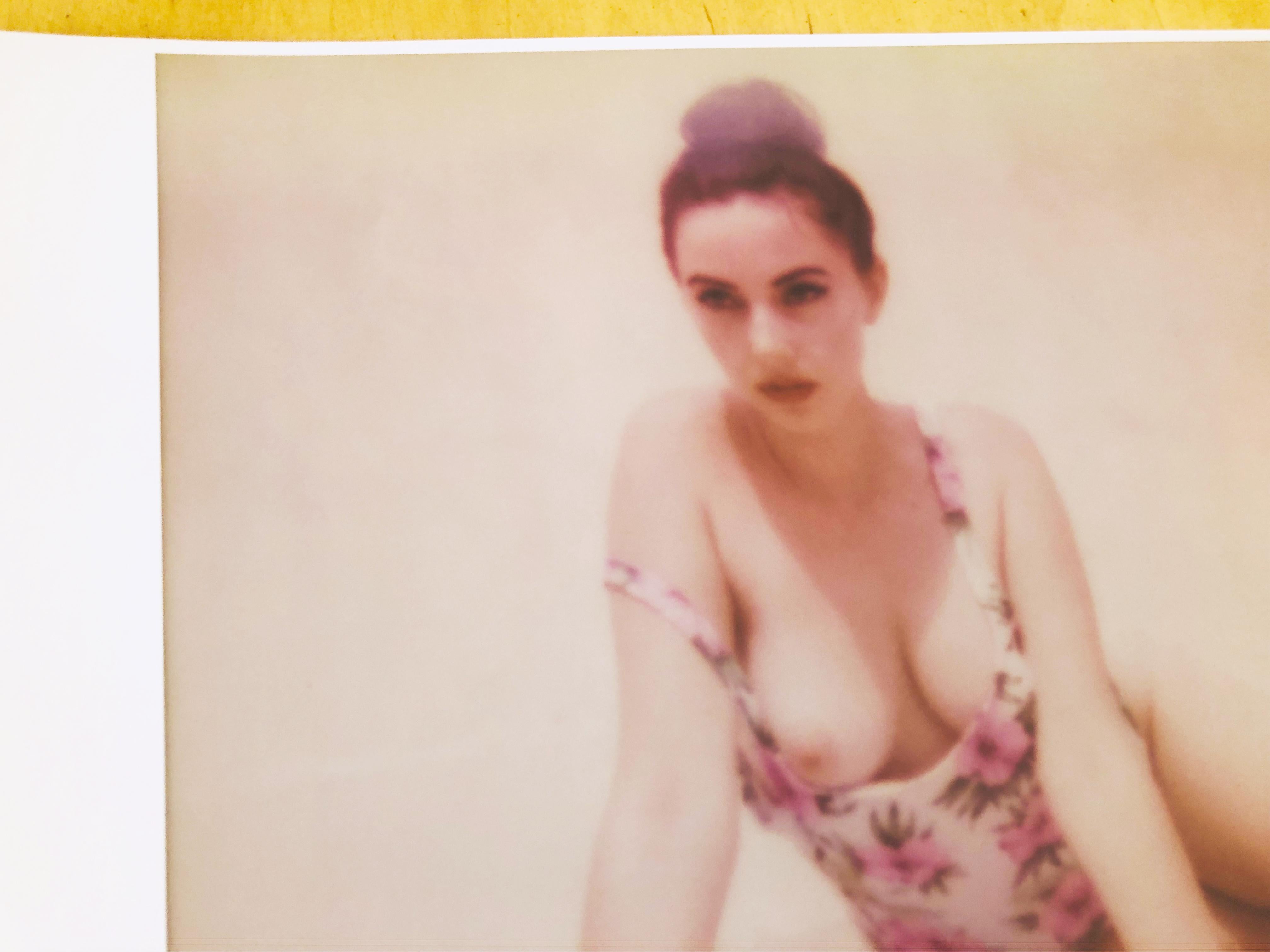 El Traje de Baño - Desnudo, Polaroid, Contemporáneo - Nude Photograph Beige de Sven van Driessche