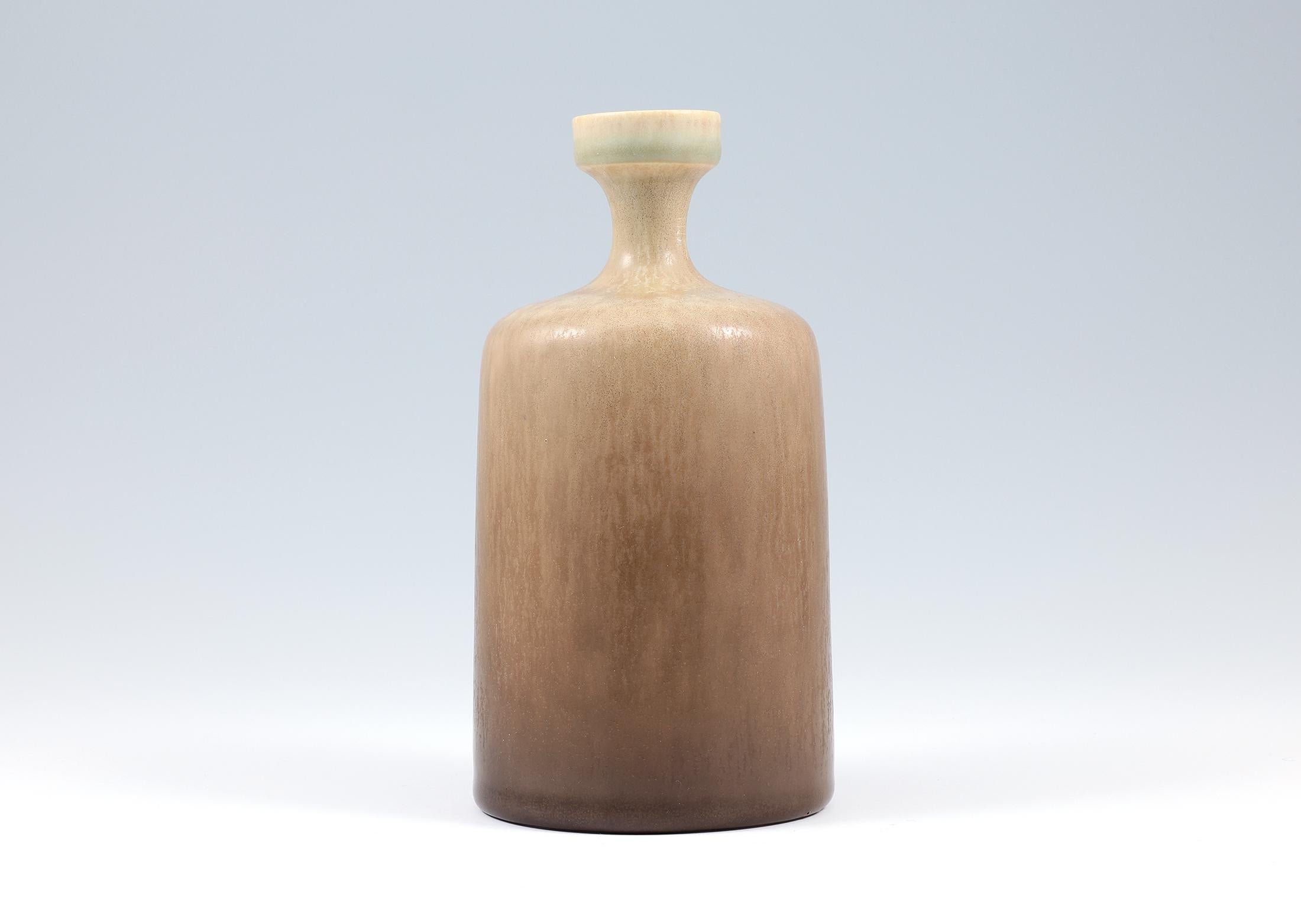 Sven Wejesfelt, Pale Brown Stoneware Vase, Gustavsberg, Sweden 1980 In Good Condition For Sale In Tokyo, 13