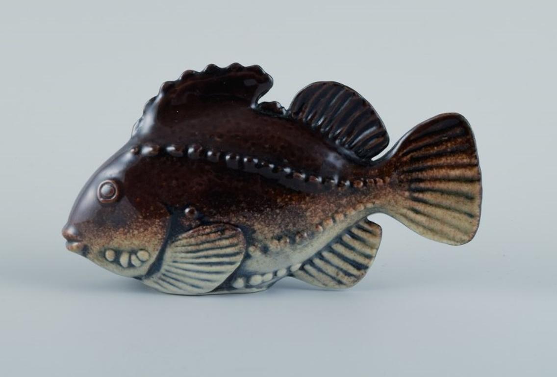 Sven Wejsfelt (1930-2009) pour Gustavsberg. 
Fish unique « Sandi » en céramique émaillée.
1980s.
En parfait état.
Marqué.
Dimensions : L 16,5 x H 9,0 cm : L 16.5 x H 9.0 cm.