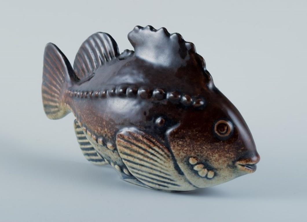 Suédois Sven Wejsfelt (1930-2009) pour Gustavsberg. Fish unique « Sandi » en céramique émaillée. en vente
