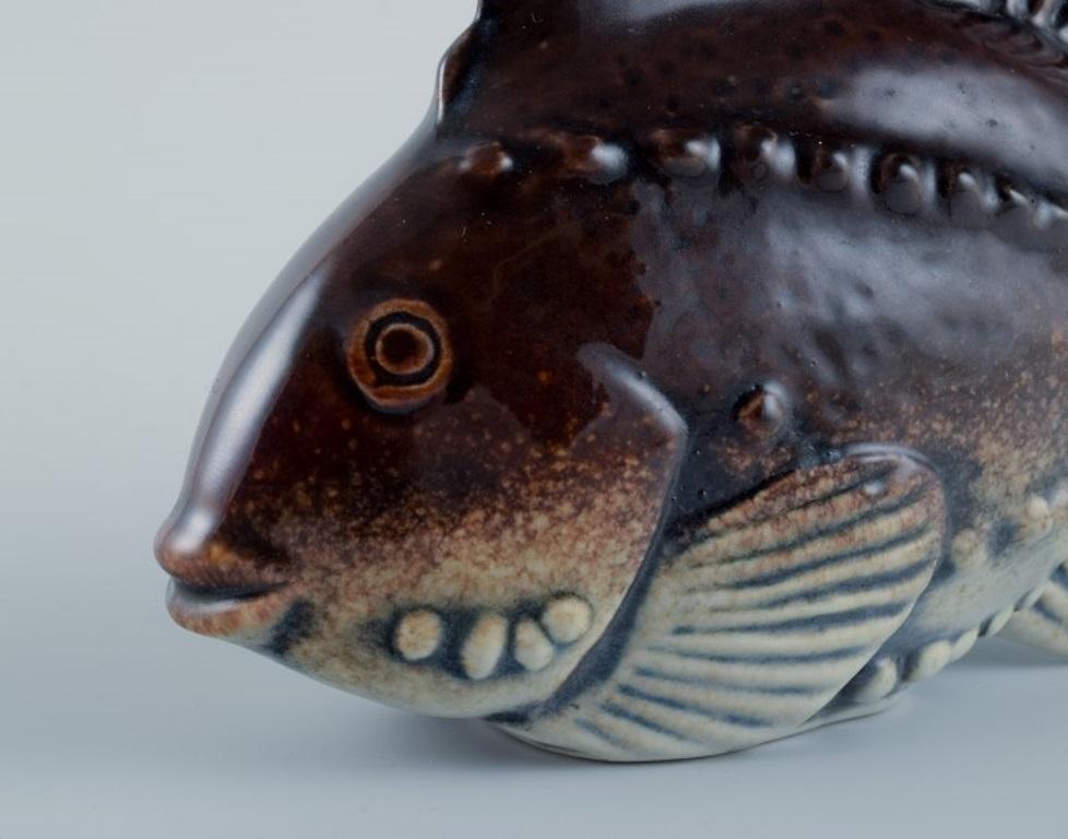 Vernissé Sven Wejsfelt (1930-2009) pour Gustavsberg. Fish unique « Sandi » en céramique émaillée. en vente