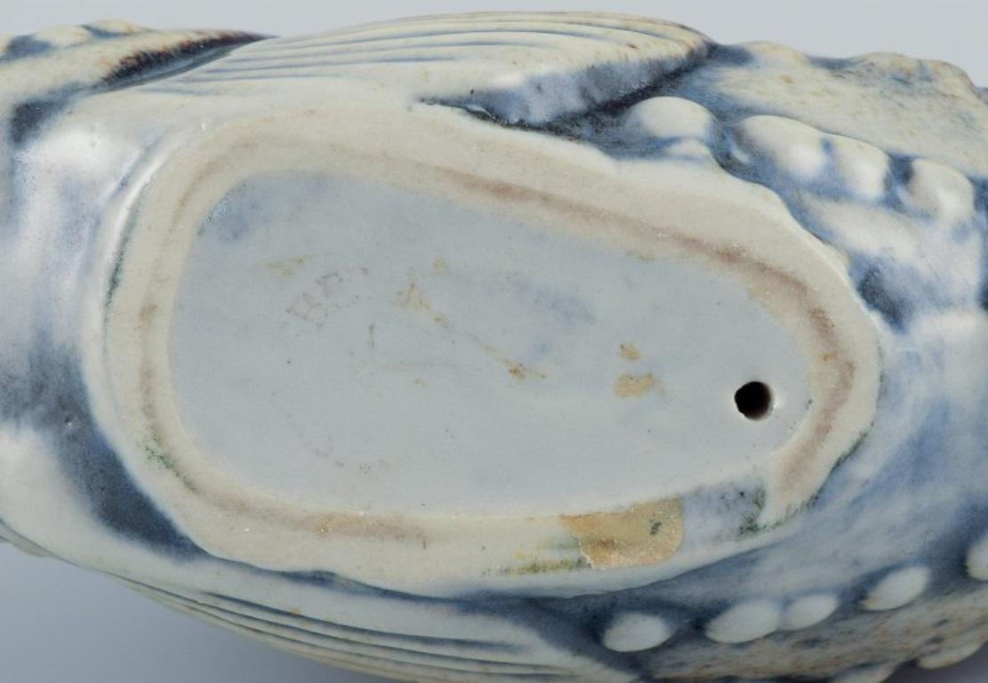 Fin du 20e siècle Sven Wejsfelt (1930-2009) pour Gustavsberg. Fish unique « Sandi » en céramique émaillée. en vente