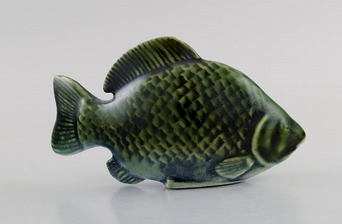 Sven Wejsfelt (1930-2009) für Gustavsberg. Einzigartiger Stim-Fisch aus glasierter Keramik. Barsch. 1980s.
Maße: 15 x 8 cm.
In ausgezeichnetem Zustand.
Gestempelt.
