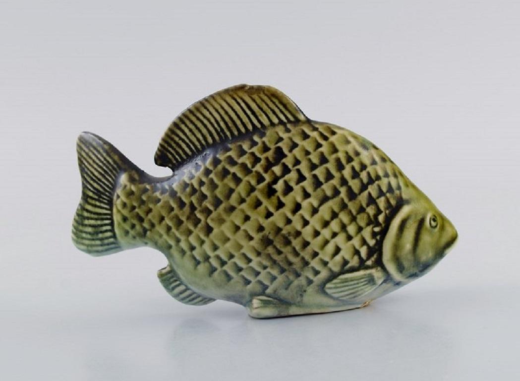 Sven Wejsfelt (1930-2009) für Gustavsberg. Einzigartiger Stim-Fisch aus glasierter Keramik. Barsch. 1980s.
Maße: 15 x 8 cm.
In ausgezeichnetem Zustand.
Gestempelt.