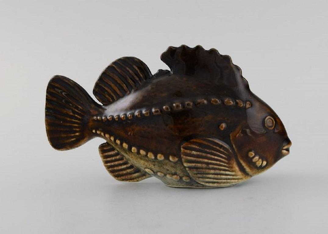 Sven Wejsfelt (1930-2009) pour Gustavsberg. 
Unique poisson Stim en céramique émaillée. 1980s.
Mesures : 16.5 x 9 cm.
En parfait état.
Estampillé.