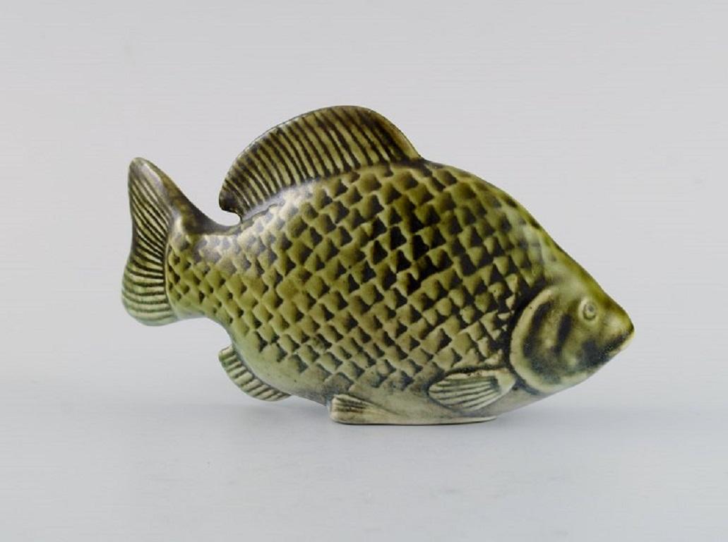 Sven Wejsfelt (1930-2009) pour Gustavsberg. 
Poisson Stim unique en céramique émaillée. Perche. 1980s.
Mesures : 15 x 8 cm.
En parfait état.
Estampillé.