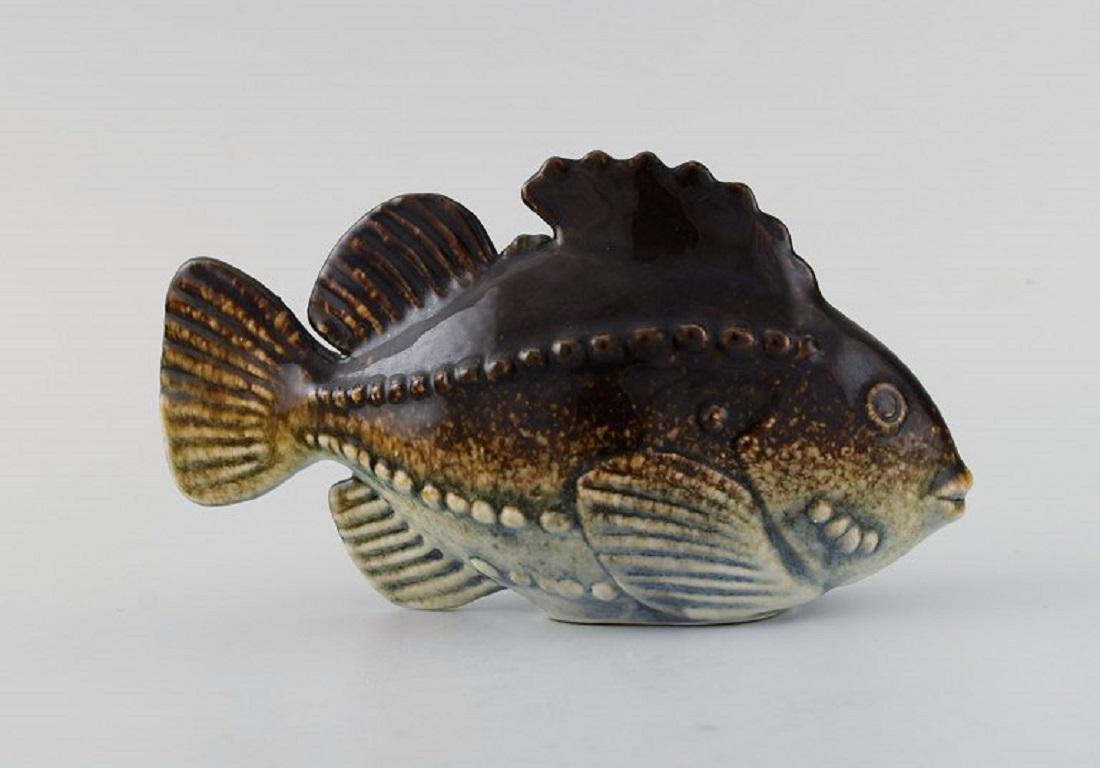 Sven Wejsfelt (1930-2009) pour Gustavsberg. Unique poisson stim en céramique émaillée. 1980s.
Mesures : 16.5 x 9 cm.
En parfait état.
Estampillé.