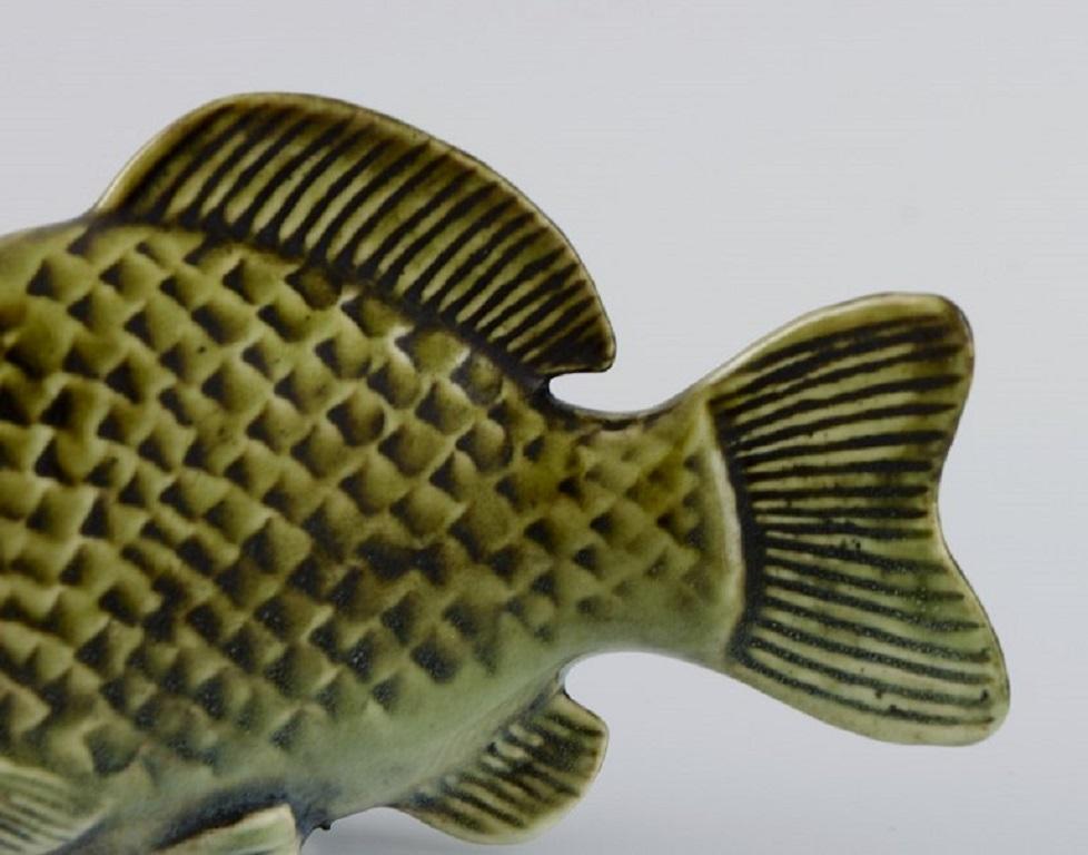Vernissé Sven Wejsfelt pour Gustavsberg, poisson unique en céramique émaillée, 1930-2009 en vente