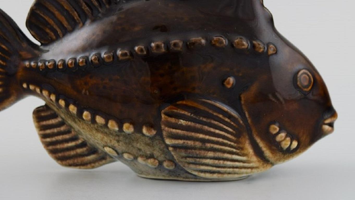Sven Wejsfelt (1930-2009) pour Gustavsberg. Fish unique Stim en céramique émaillée.  Excellent état - En vente à Copenhagen, DK