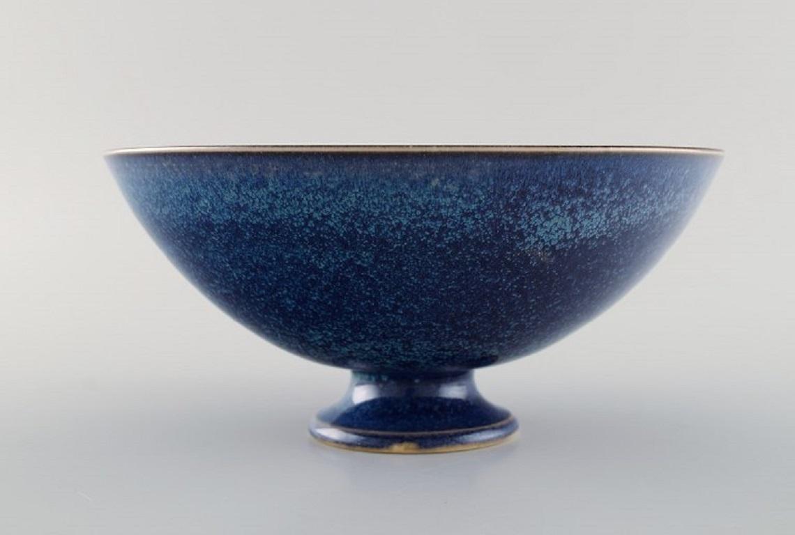Sven Wejsfelt (1930-2009), Gustavsberg Studiohand. Unique bowl on base in glazed ceramics. 
Beautiful glaze in shades of blue. Dated 1990.
Measures: 20.5 x 9.7 cm.
In excellent condition.
Signed and dated.
