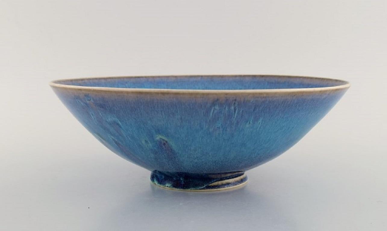 Sven Wejsfelt (1930-2009), Gustavsberg Studiohand. Unique bowl on base in glazed ceramics. 
Beautiful glaze in shades of blue. Dated 1991.
Measures: 25.5 x 8.8 cm.
In excellent condition.
Signed and dated.