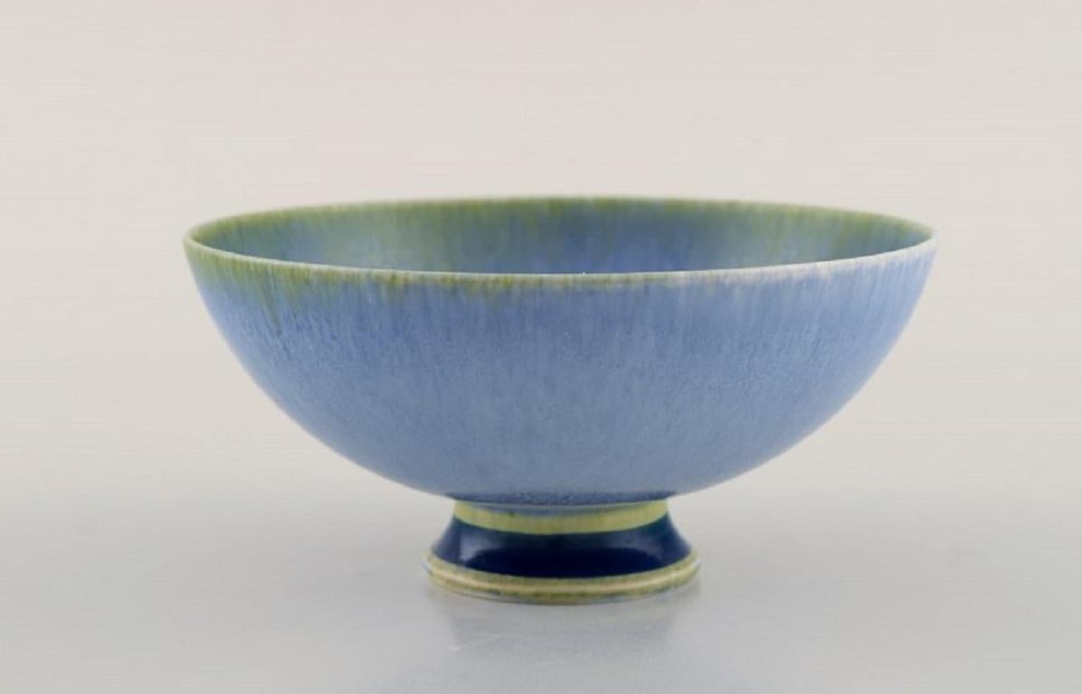 Sven Wejsfelt (1930-2009), Gustavsberg Studio. Unique bowl on base in glazed ceramics. 
Beautiful glaze in light blue and green shades. Dated 1984.
Measures: 11.5 x 5.5 cm.
In excellent condition.
Signed and dated.